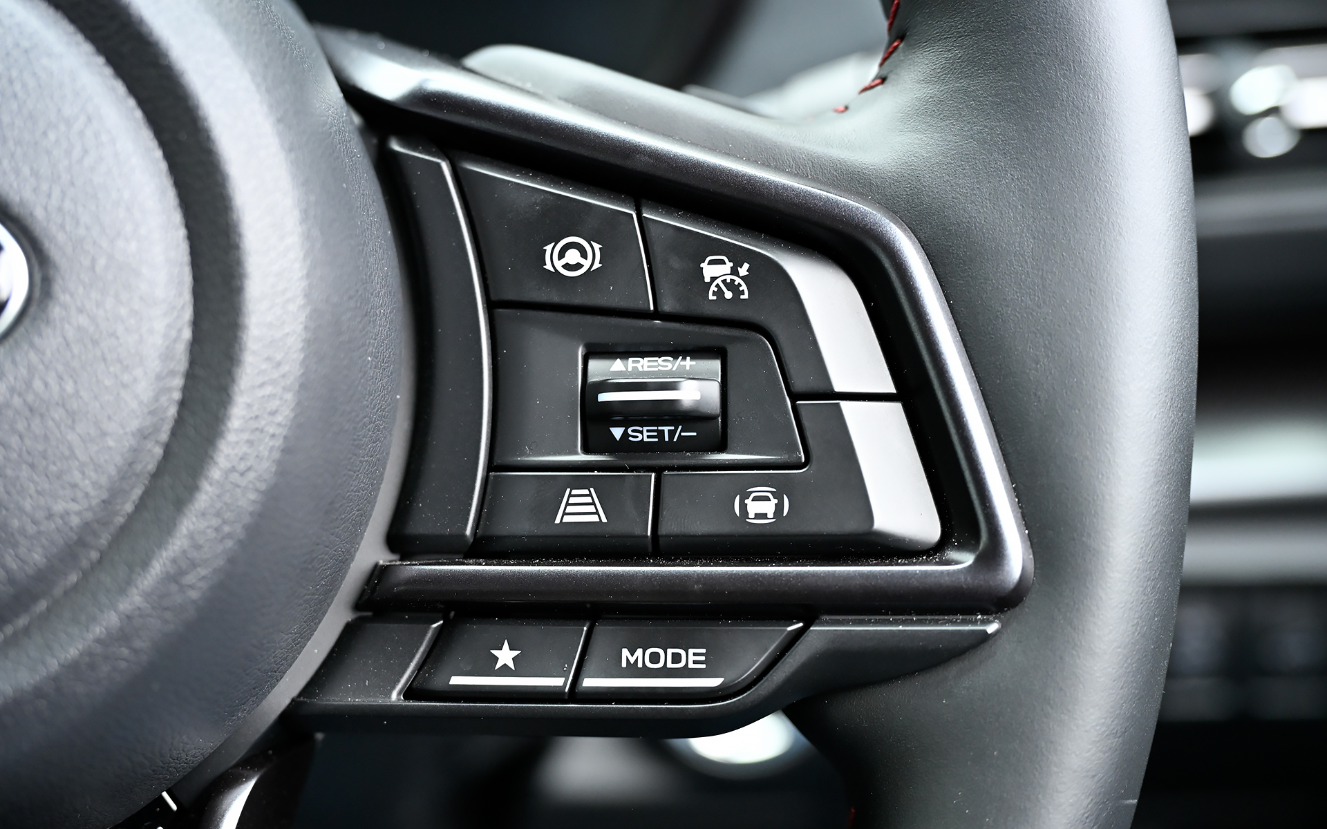 レヴォーグ STI Sport R-Black Limitedのインテリア。11.6インチセンターインフォメーションディスプレイ＆インフォテインメントシステムやSTIロゴ入りの12.3インチフル液晶メーター、レッドステッチ入りの本革巻ステアリングホイールとシフトレバーなどを標準装備。オーディオにはハーマンカードンサウンドシステム（専用10スピーカー［フロント6＋リア4］）を採用している