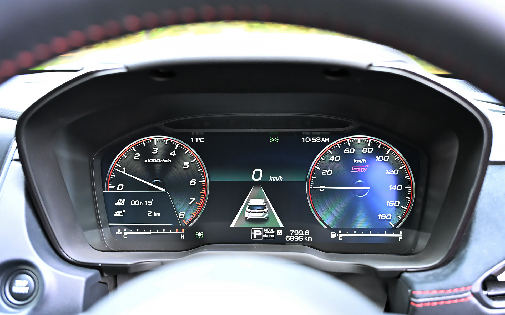 レヴォーグ STI Sport R-Black Limitedのインテリア。11.6インチセンターインフォメーションディスプレイ＆インフォテインメントシステムやSTIロゴ入りの12.3インチフル液晶メーター、レッドステッチ入りの本革巻ステアリングホイールとシフトレバーなどを標準装備。オーディオにはハーマンカードンサウンドシステム（専用10スピーカー［フロント6＋リア4］）を採用している