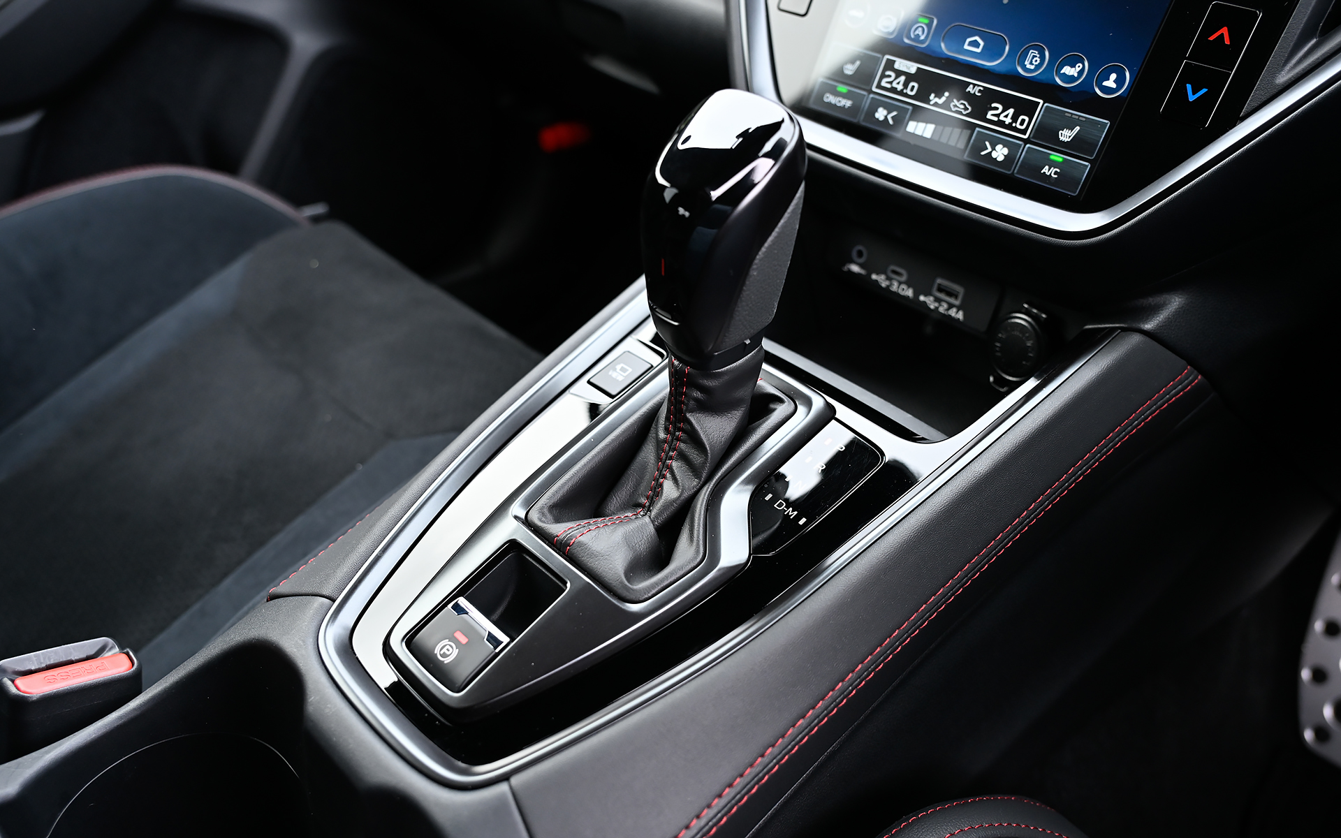 レヴォーグ STI Sport R-Black Limitedのインテリア。11.6インチセンターインフォメーションディスプレイ＆インフォテインメントシステムやSTIロゴ入りの12.3インチフル液晶メーター、レッドステッチ入りの本革巻ステアリングホイールとシフトレバーなどを標準装備。オーディオにはハーマンカードンサウンドシステム（専用10スピーカー［フロント6＋リア4］）を採用している