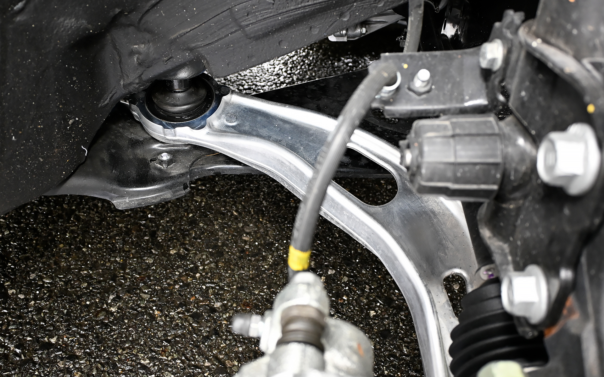 WRX S4と同様のピロボールブッシュを用いたフロントサスペンションロアアームや湾曲形状のタイロッドエンドに変更するとともに、一部のボルトの締結力を上限値まで締め直すなどの施工が行なわれる