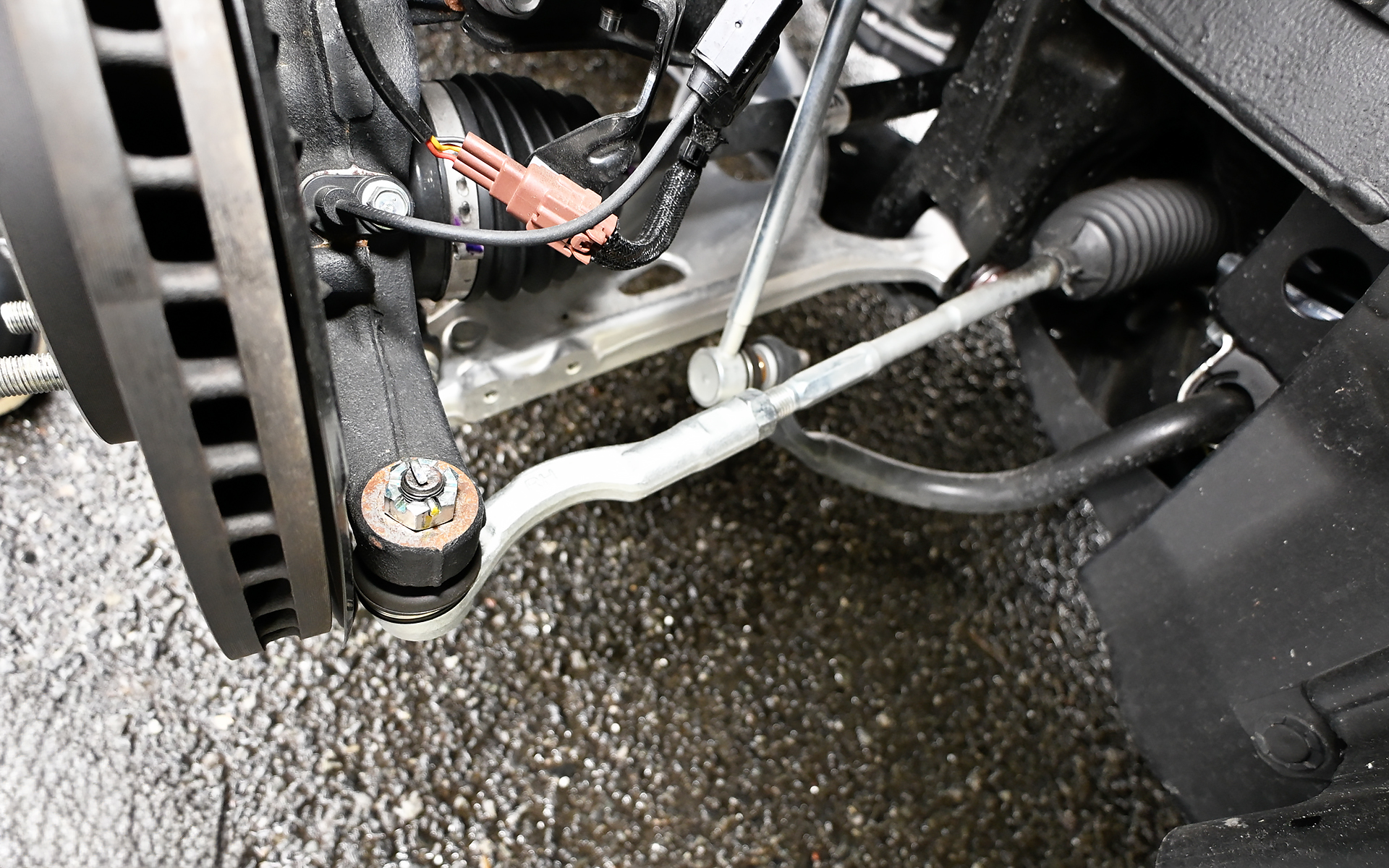 WRX S4と同様のピロボールブッシュを用いたフロントサスペンションロアアームや湾曲形状のタイロッドエンドに変更するとともに、一部のボルトの締結力を上限値まで締め直すなどの施工が行なわれる