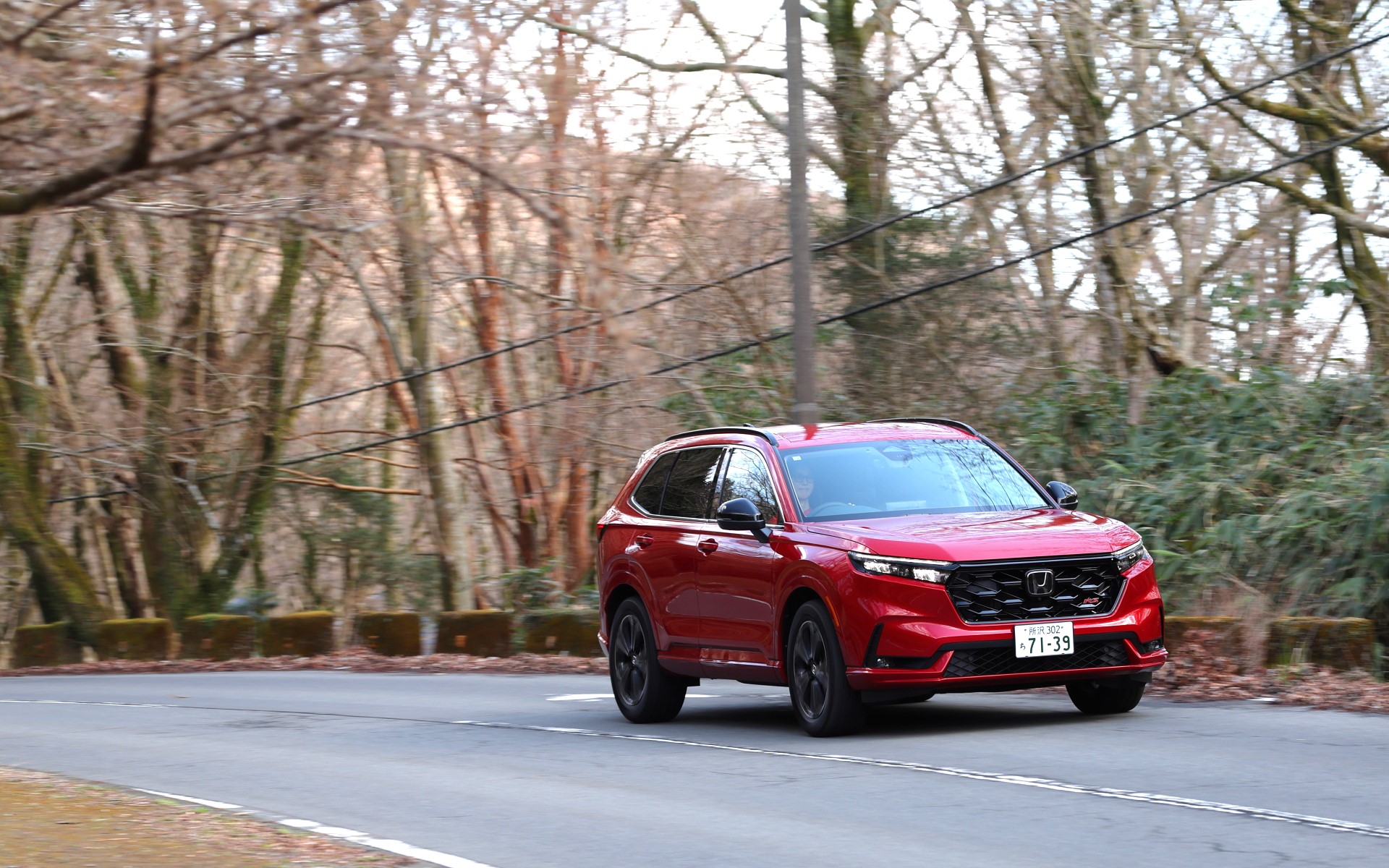 搭載するパワートレーンは、最高出力109kW（148PS）/6100rpm、最高トルク183Nm/4500rpmの直列4気筒ガソリンエンジンと、最高出力135kW（184PS）/5000-8000rpm、最高トルク335Nm/0-2000rpmのモーター