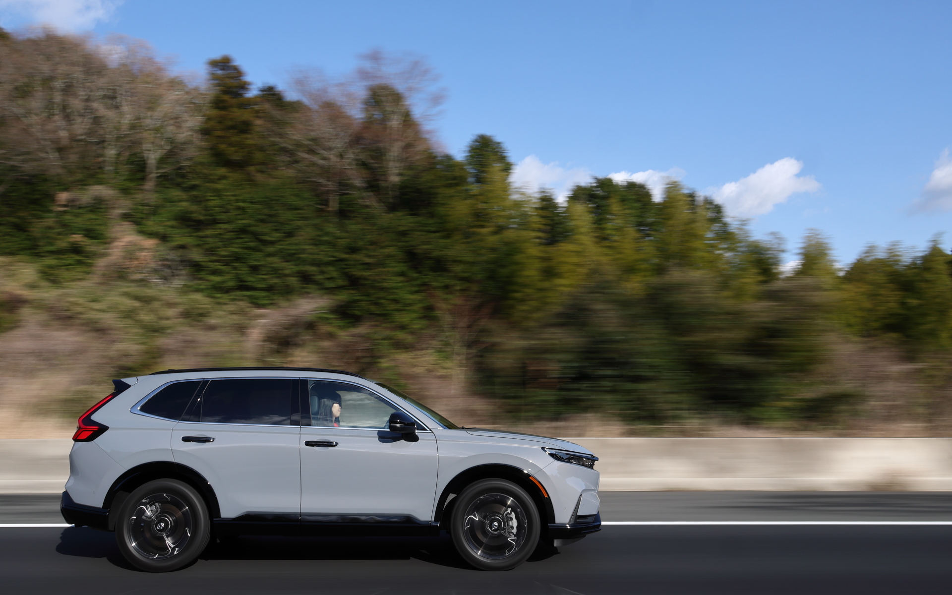 新型CR-Vは5つのドライブモードと回生ブレーキの強さを4段階に変えられる減速セレクター、アクセルペダルだけで減速もできるBレンジなどを備え、走りの幅も広い