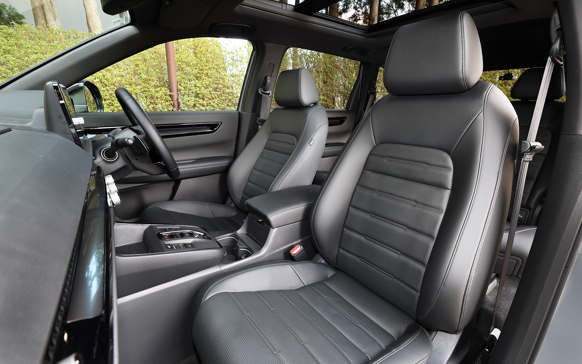 運転席は8WAYパワーシート、助手席は4WAYパワーシートで、いずれもシートヒーターとベンチレーション（送風）機能を備えている