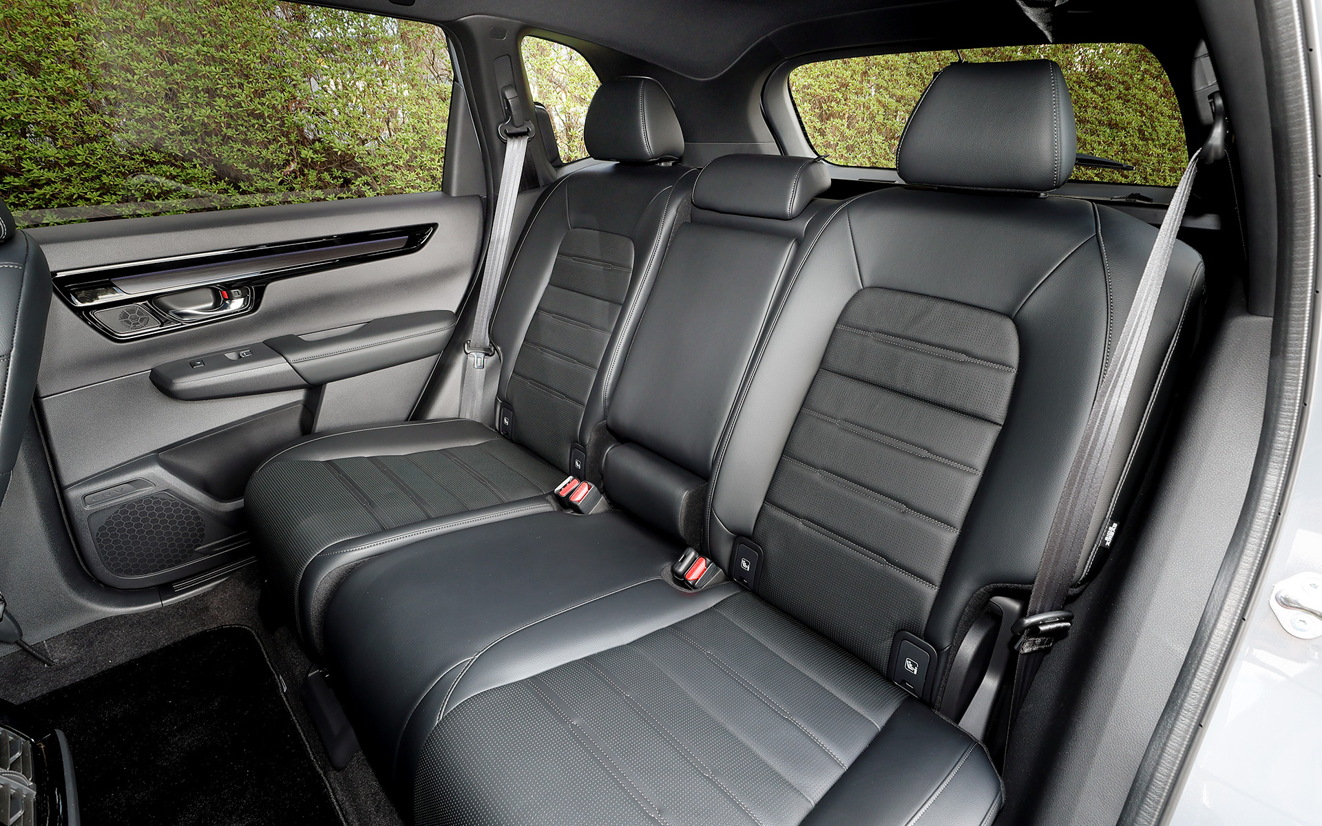 後席は8段リクライニング機構と前後スライド機構を完備