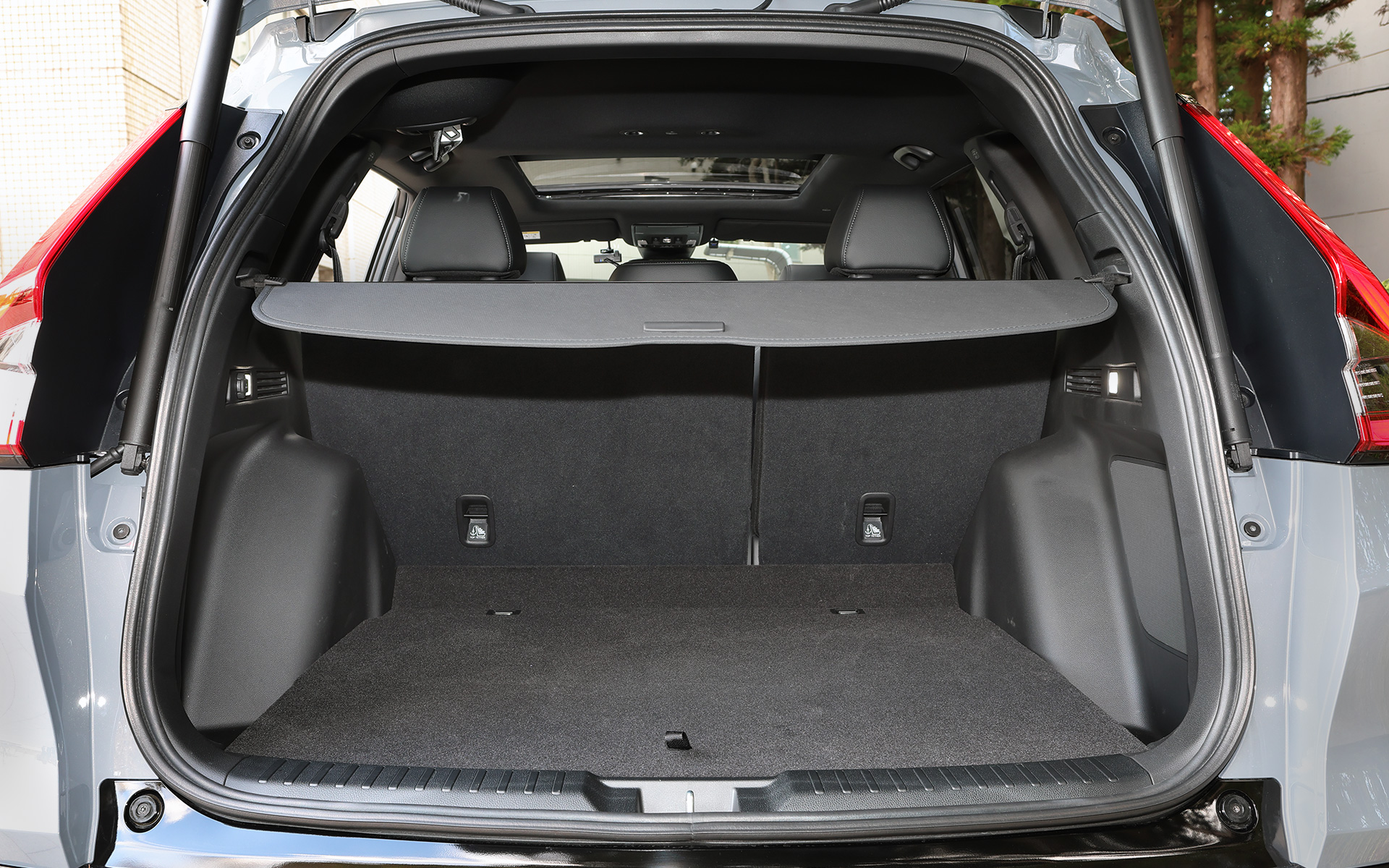 ラゲッジスペースは後席使用時でもゴルフバッグ4個が積載可能と収納性は抜群