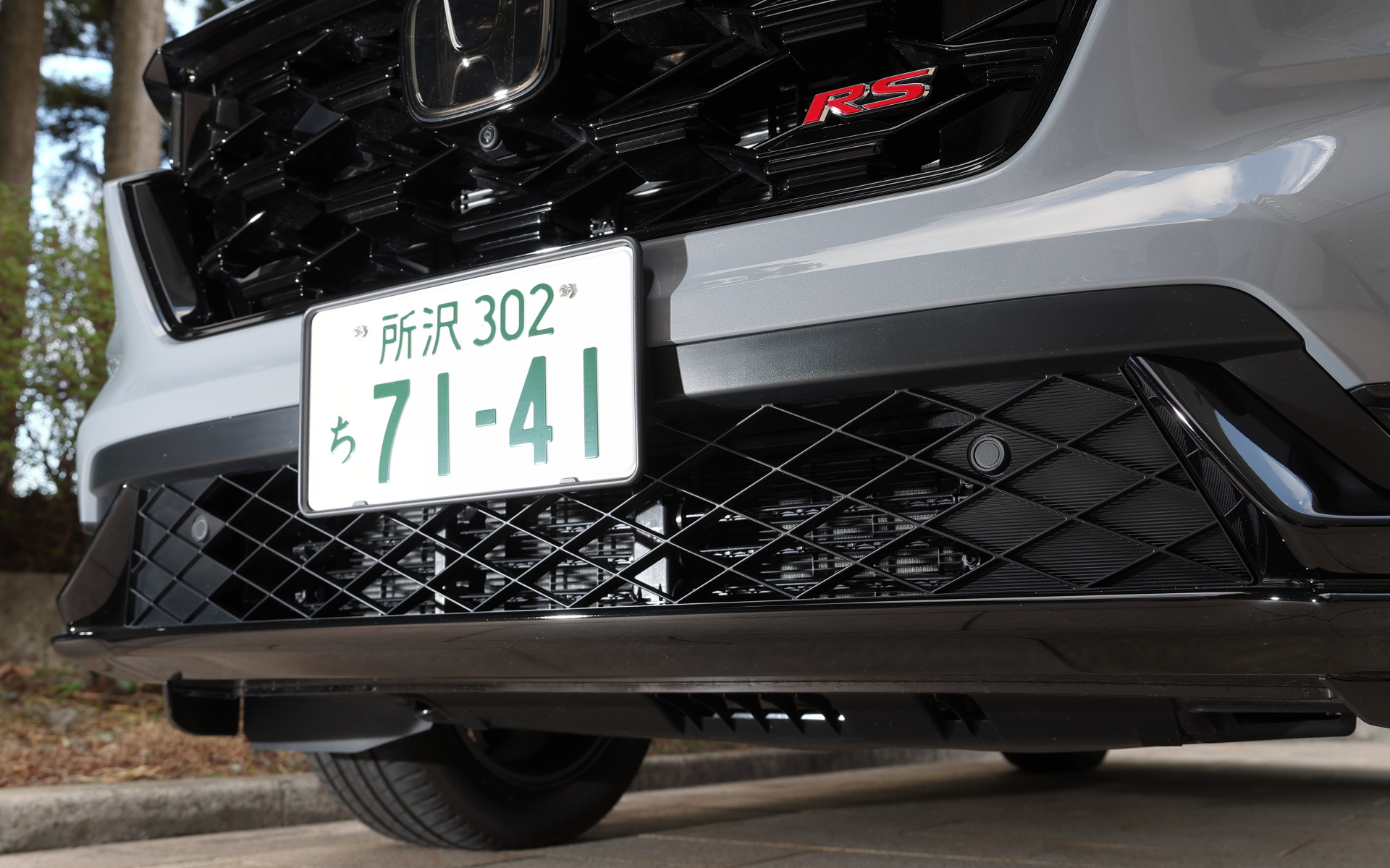 イグニッションをOFFにするとフィンが閉じる「シャッターグリル」を完備。駐車時に見えるラジエターを隠すことでよりカッコイイ見栄えを追求している