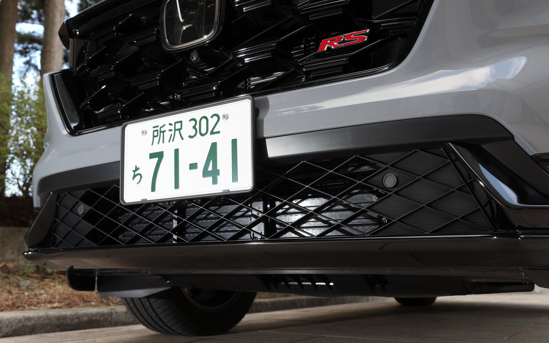 イグニッションをOFFにするとフィンが閉じる「シャッターグリル」を完備。駐車時に見えるラジエターを隠すことでよりカッコイイ見栄えを追求している