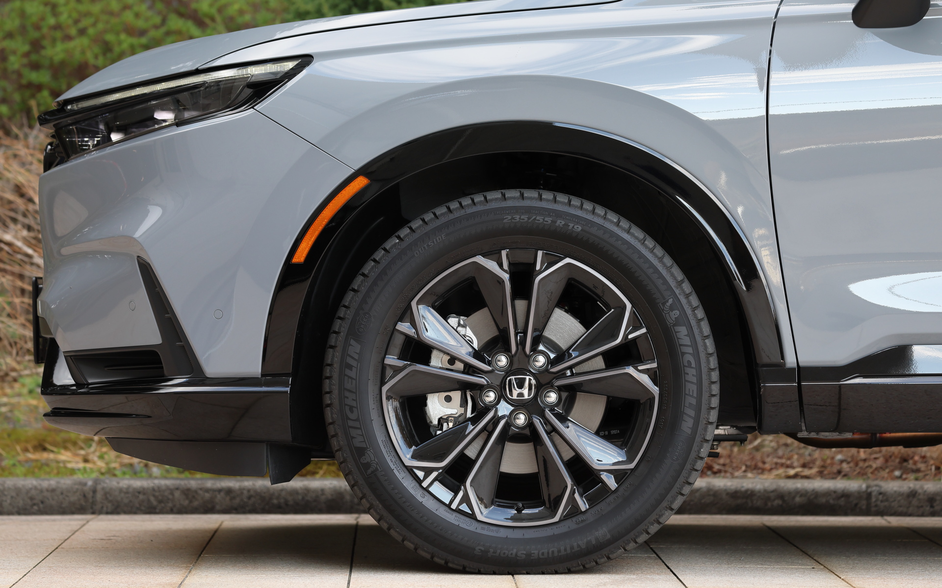 e:HEV RS BLACK EDITIONの19インチアルミホイールはダーク切削クリア×ベルリナブラック仕様。装着タイヤはミシュランの「Latitude Sport 3」でサイズは235/55R19