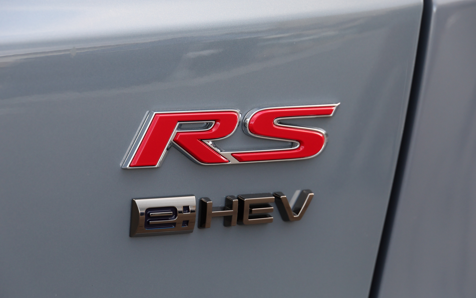 ブラックエンブレム。「CR-V」が4950円、「e:HEV」が5500円、フロントの「H」マークが7150円