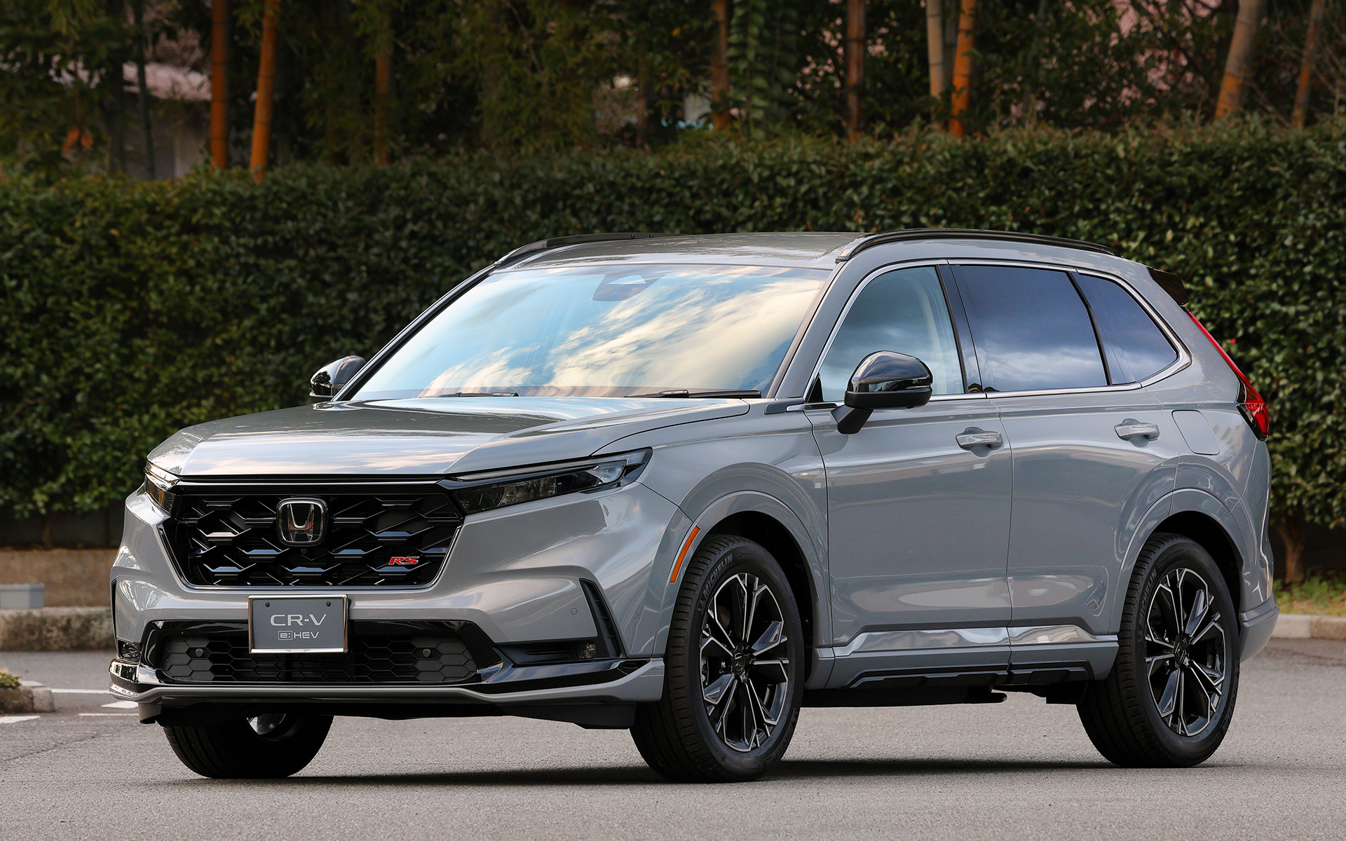 試乗したのはe:HEV RS BLACK EDITION。ボディカラーはCR-Vでは初設定となるスレートグレー・パール