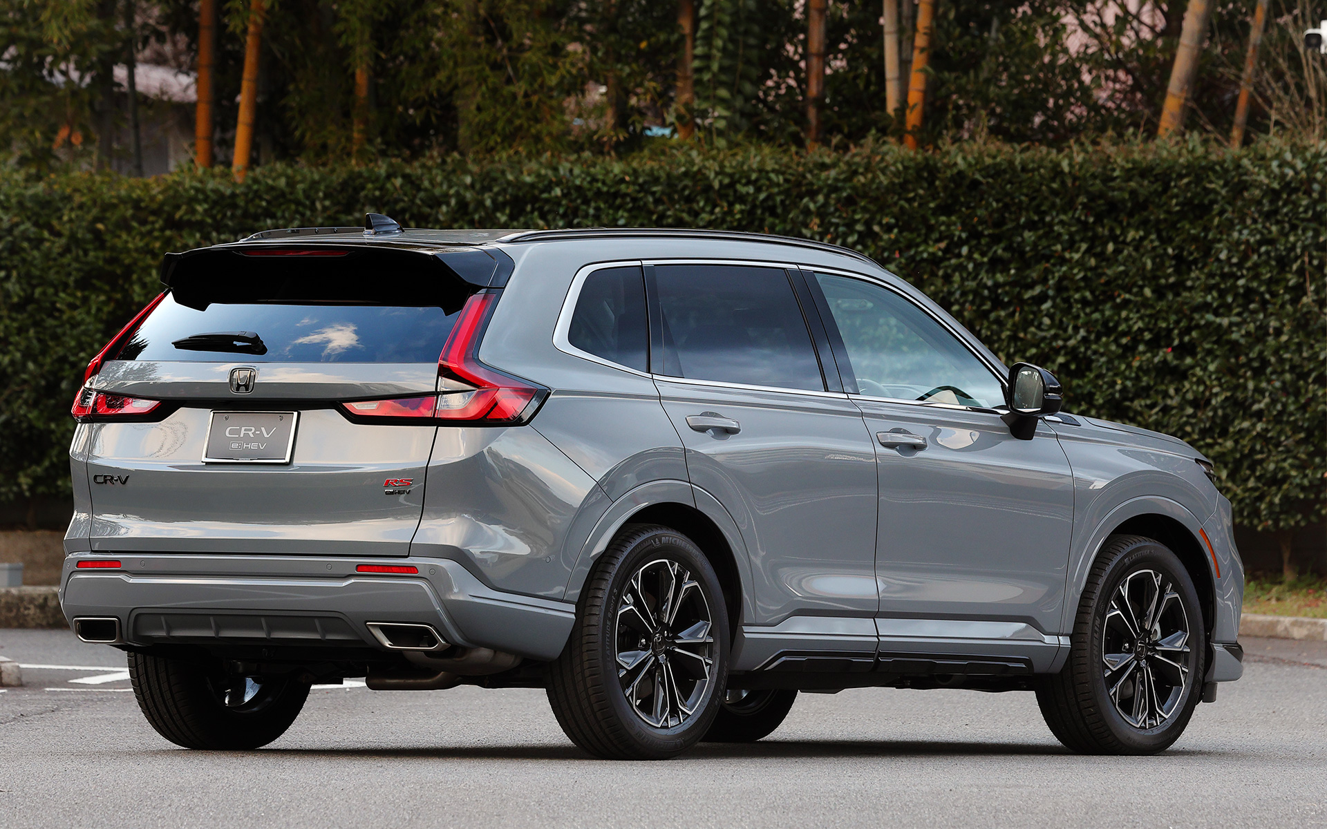 e:HEV RS BLACK EDITIONのボディサイズは4700×1865×1690mm（全長×全幅×全高）、ホイールベースは2700mm、車重は1830kg、最小回転半径は5.5m、最低地上高は210mm