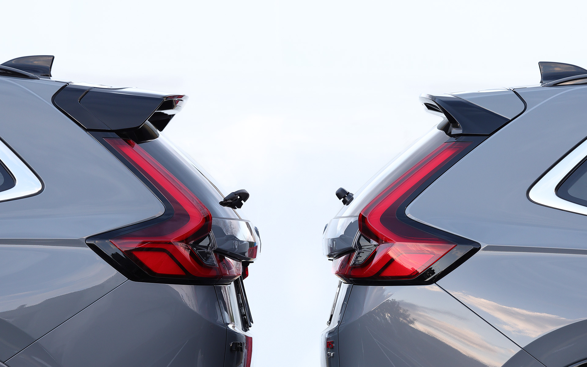 左がテールゲートスポイラー装着状態で、右はノーマル