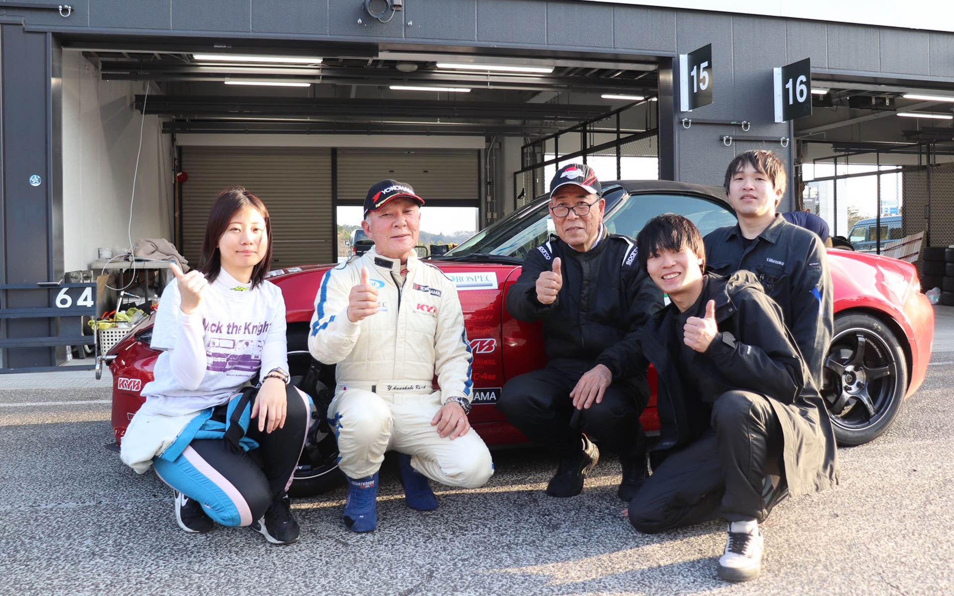 チームナイトスポーツ。左から永井歩夢選手、私、中村社長、セン君、村岡君。村岡君はピットサポート。ドライバーは成長著しいセン君と、古い付き合いの中村社長。永井さんは予選アタッカー
