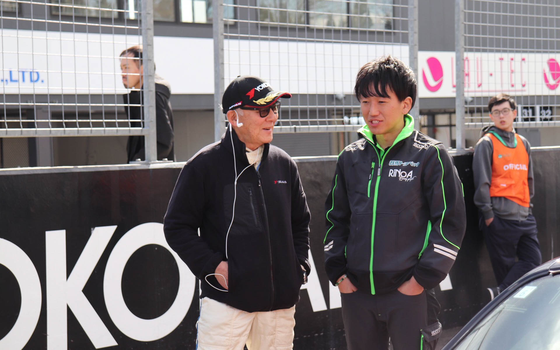 FJを走らせているRiNoAの里見監督がスターティンググリッドまで応援に来てくれた。今年注目されているグランツの耐久に永井さんがRiNoAから女性チームで乗る予定