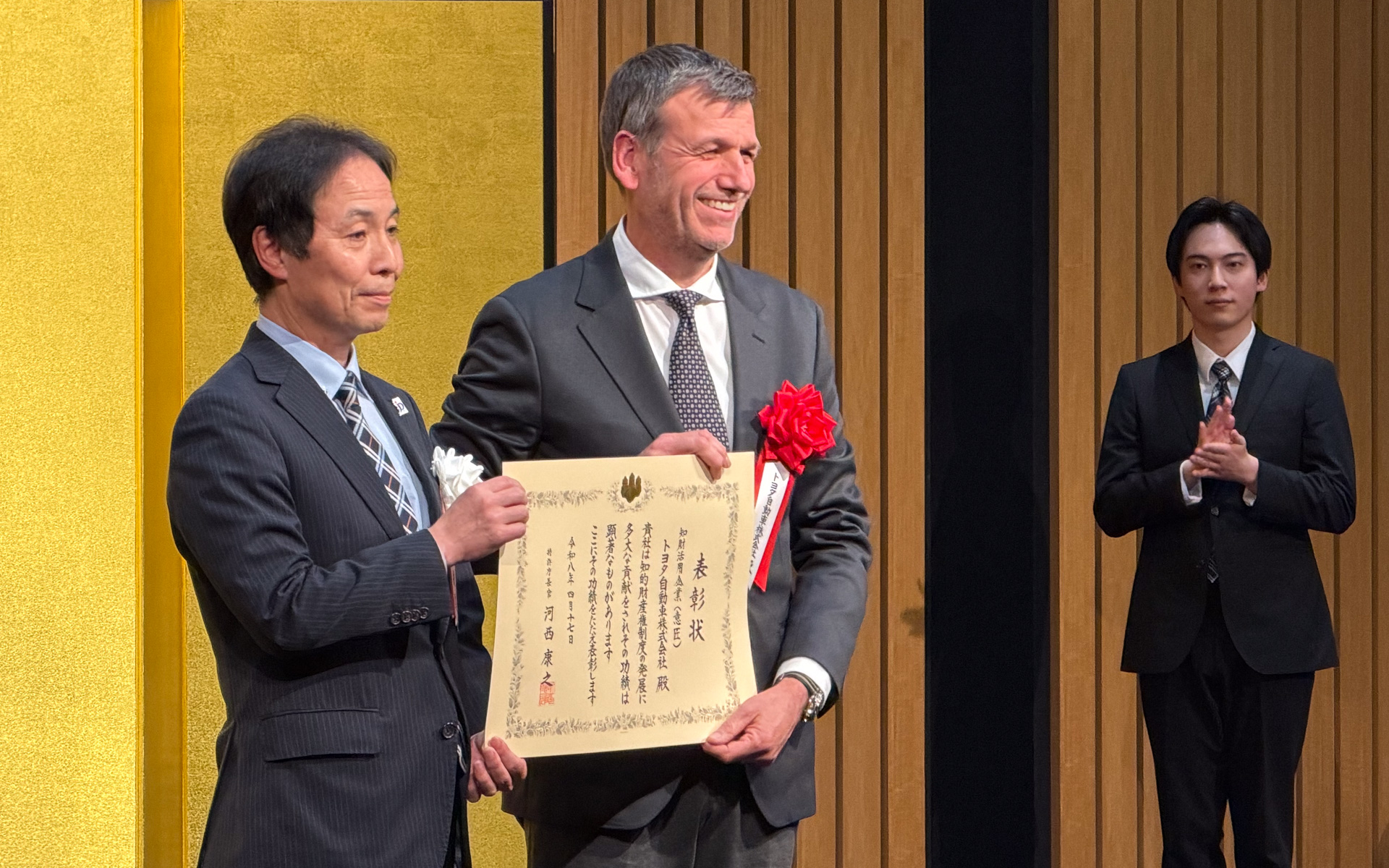 受賞をよろこぶトヨタ自動車 サイモン・ハンフリーズCBO