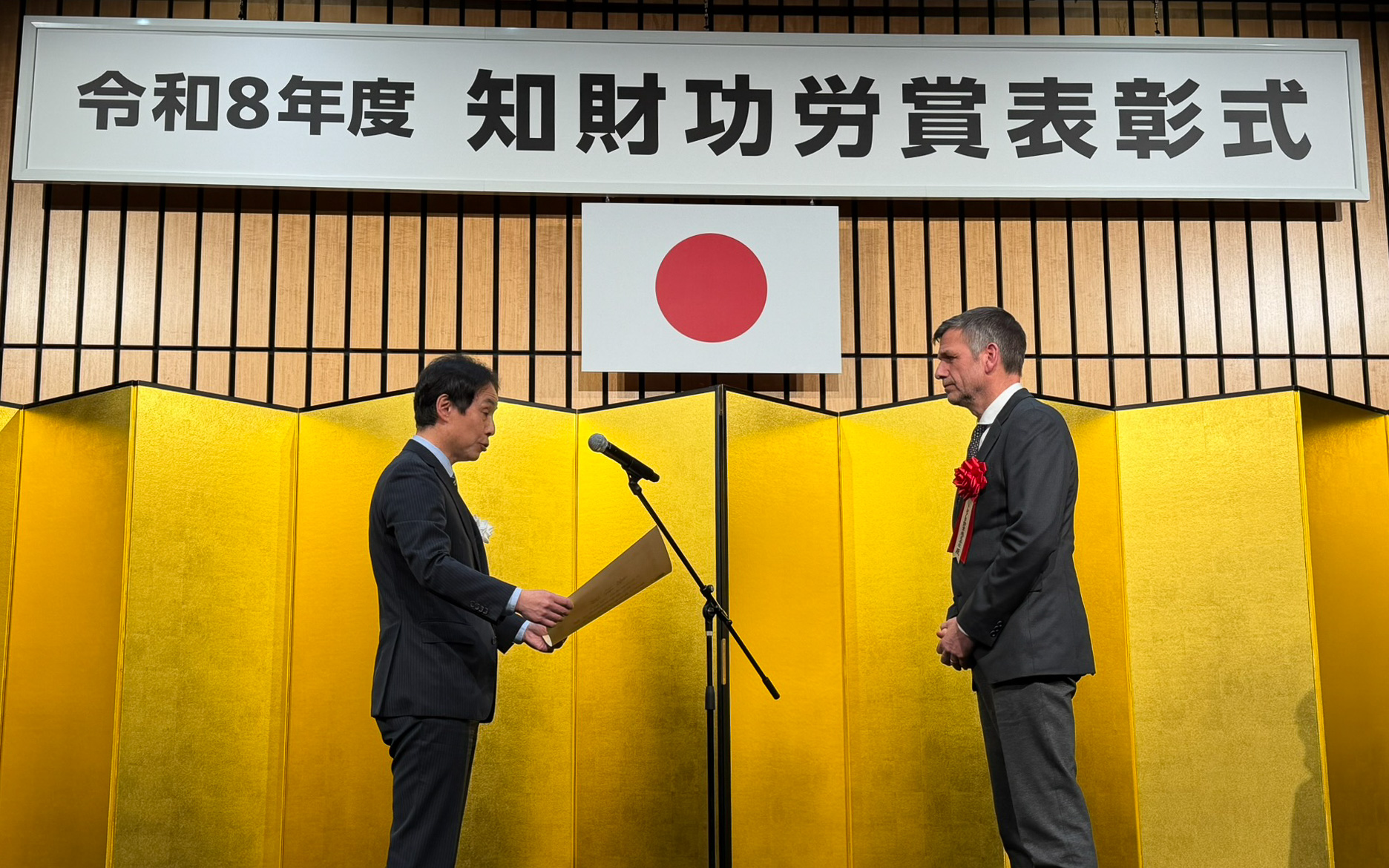 特許庁代表者より令和8年度 知財功労賞受賞を表彰されるトヨタ自動車株式会社 執行役員 CBO サイモン・ハンフリーズ氏