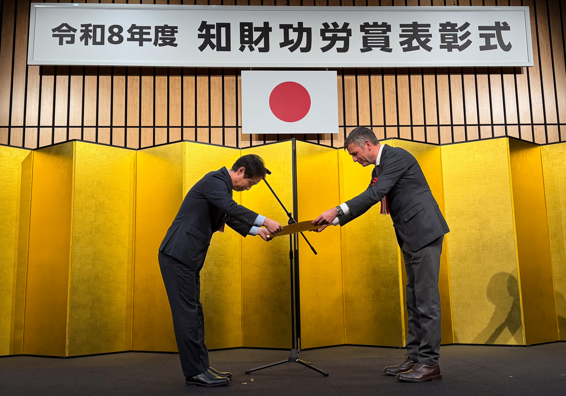 表彰状を受け取るトヨタ自動車 サイモン・ハンフリーズCBO