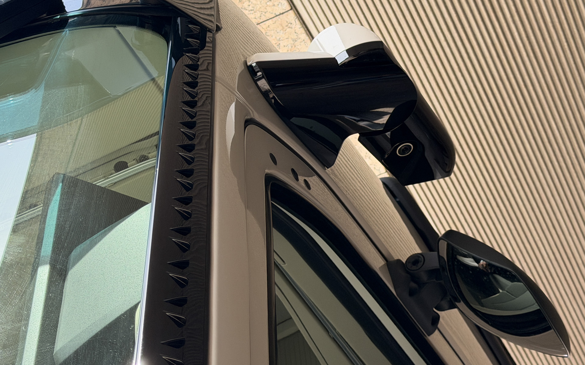 アーム部分を折り畳める格納式のカメラモニターシステム