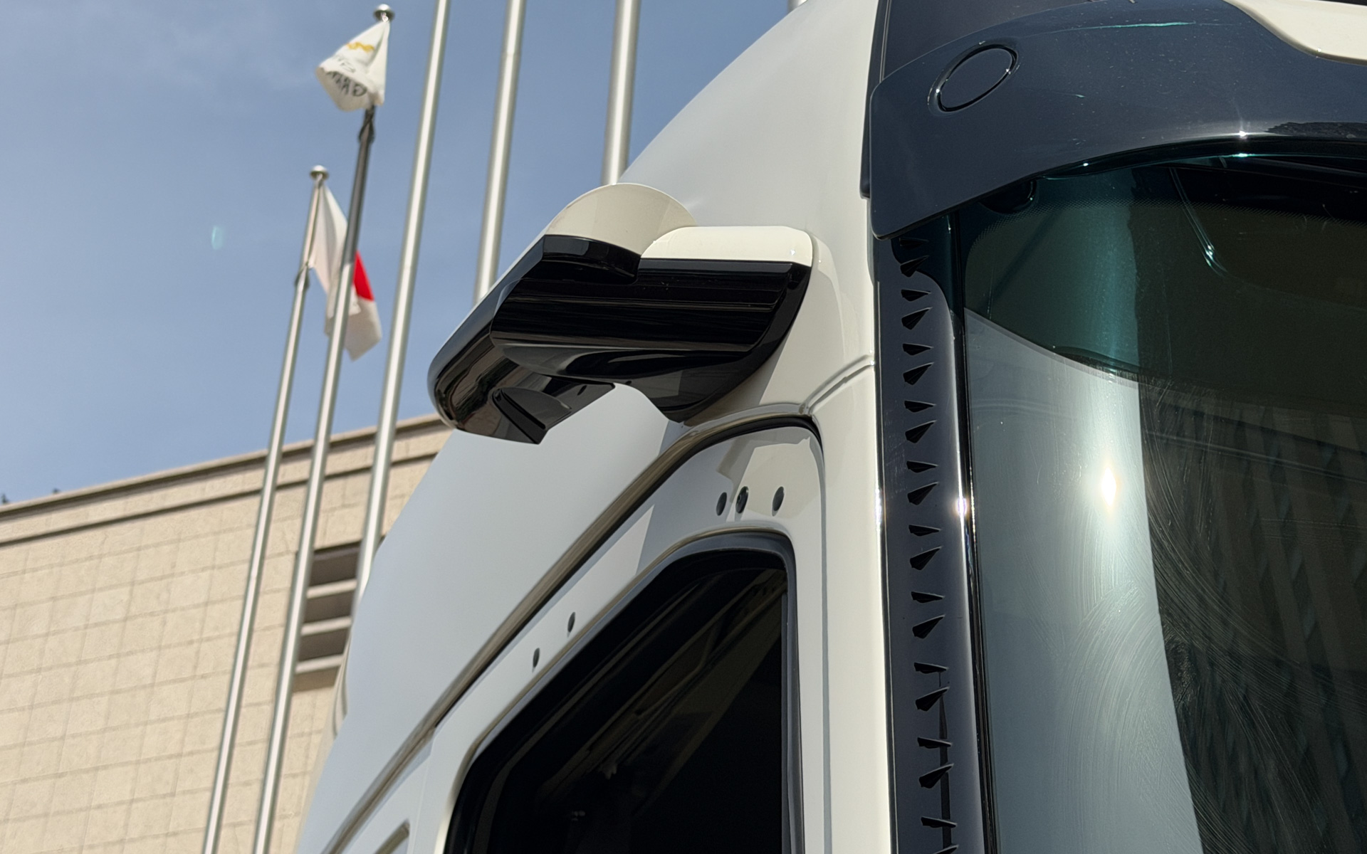 アーム部分を折り畳める格納式のカメラモニターシステム