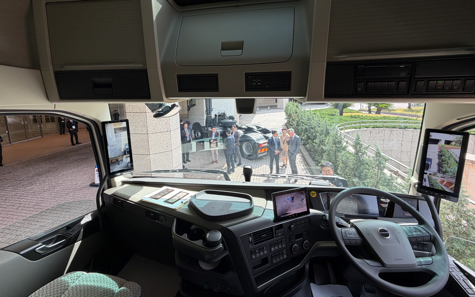 カメラモニターシステムを採用したコクピット