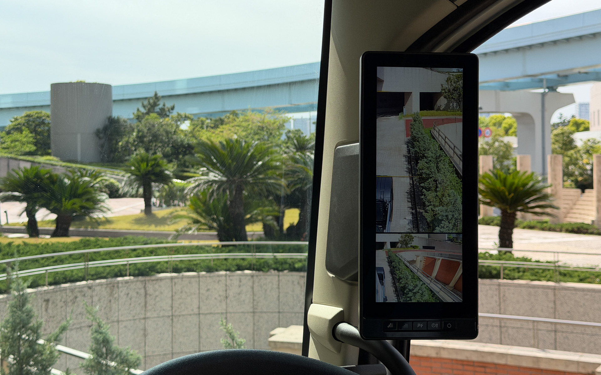 ドライバー席側のモニターの見え方