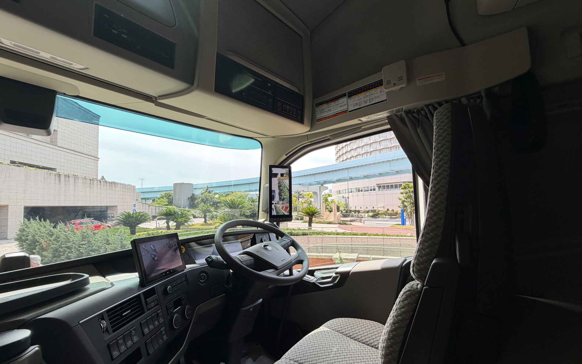 ドライバーシートとステアリングまわり