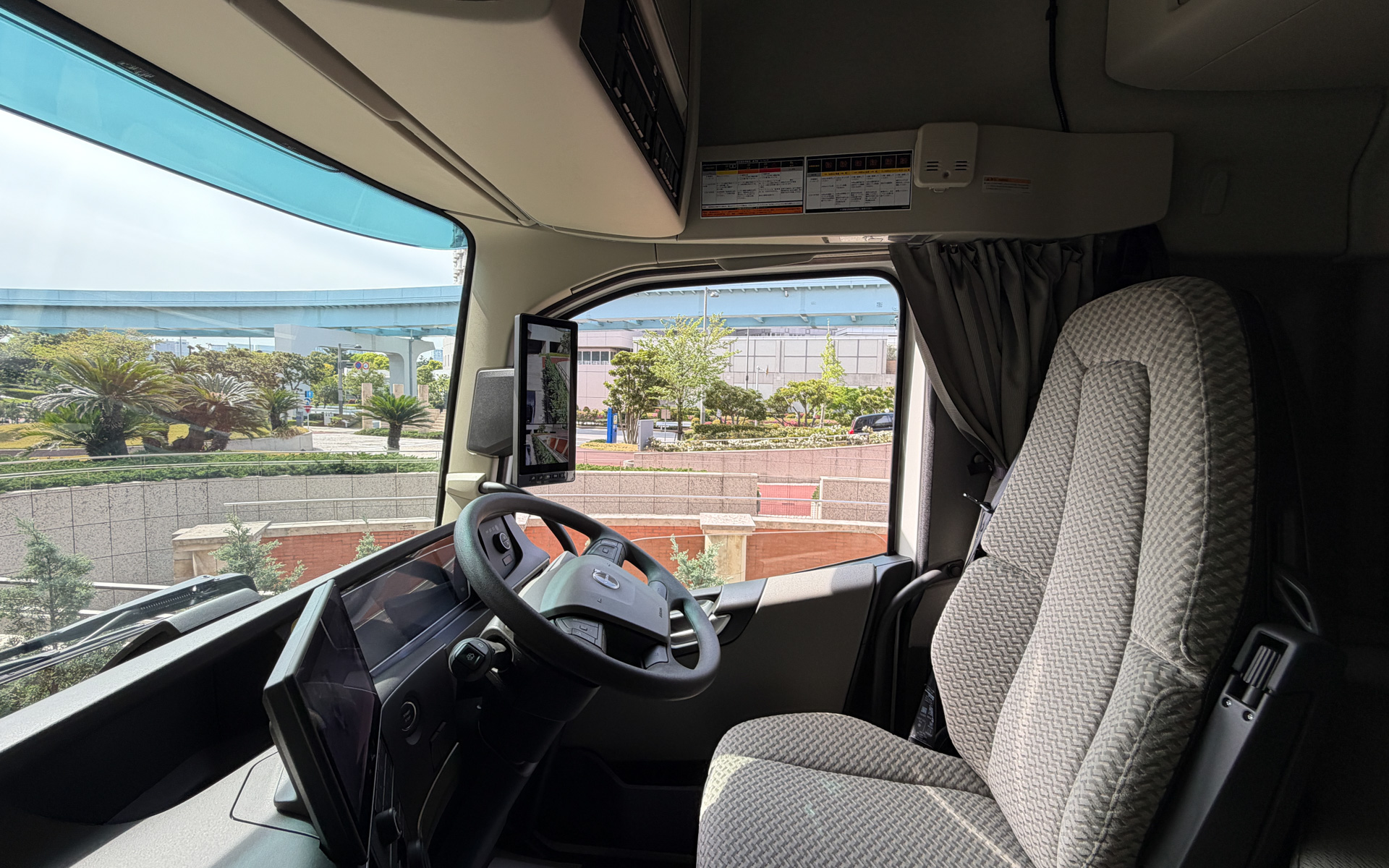 ドライバーシートとステアリングまわり