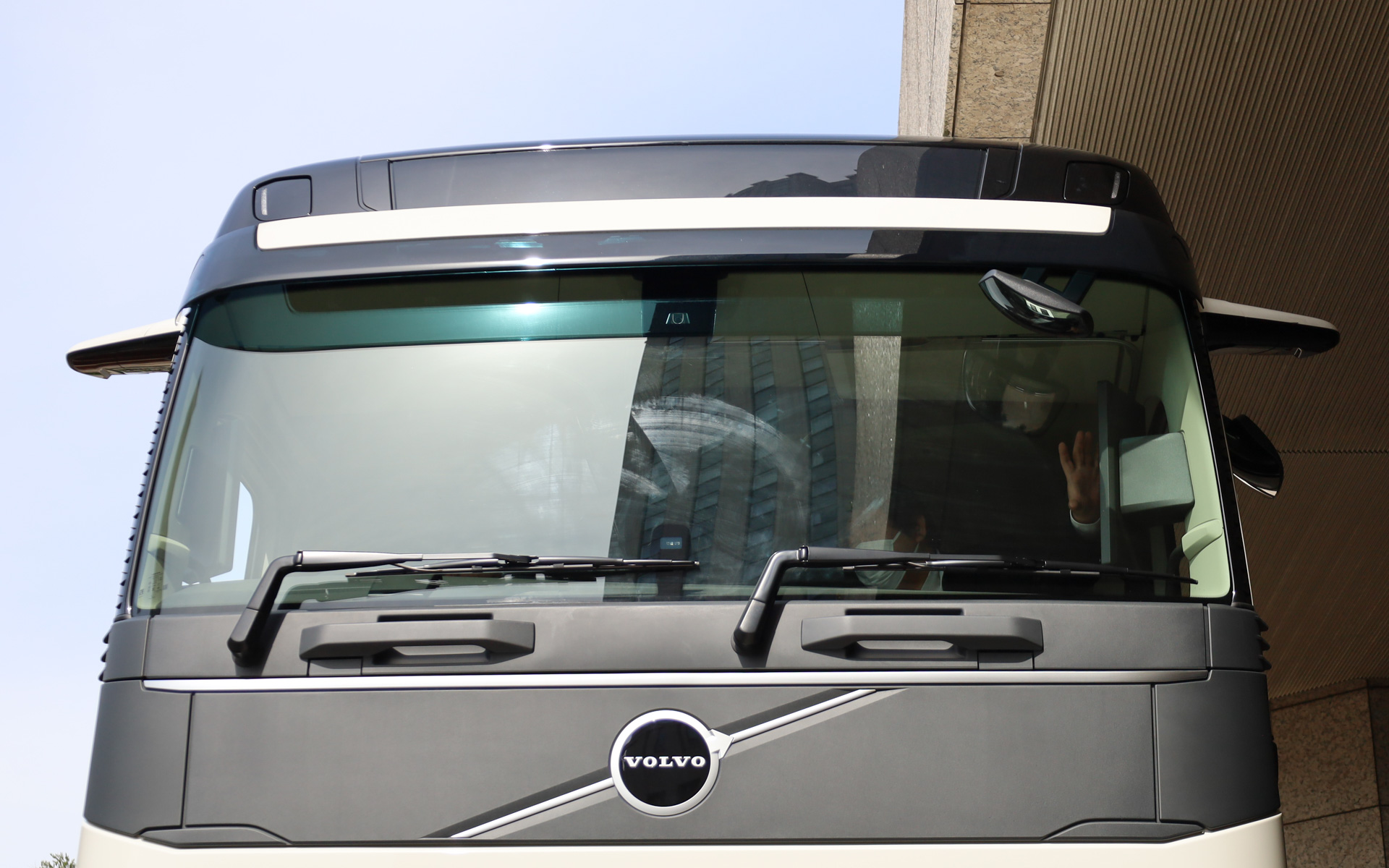 カメラモニターシステムを採用することでデザイン性を高めるとともに空気抵抗を軽減する