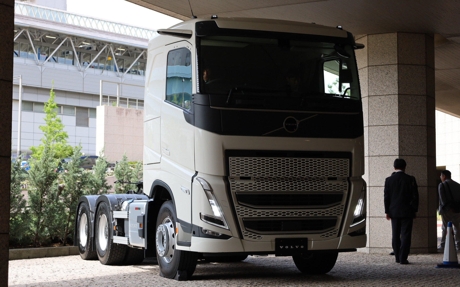 カメラモニターシステムの採用で外観デザインはスッキリとした印象に