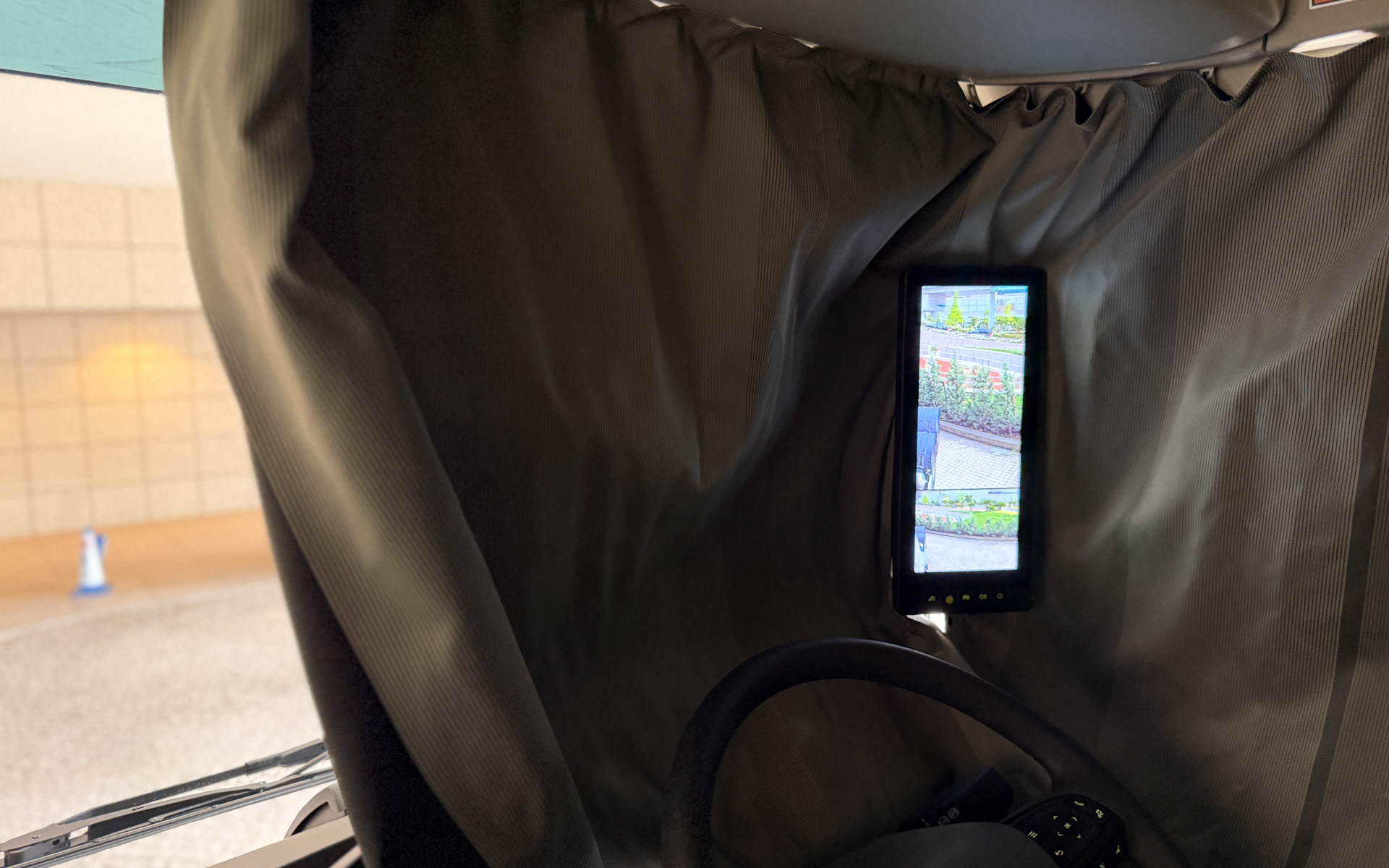 日差しを抑えるサンシェードや就寝時のプライバシーを守るカーテンなど、ドライバーの仮眠や休憩時に使用するアイテムも充実している