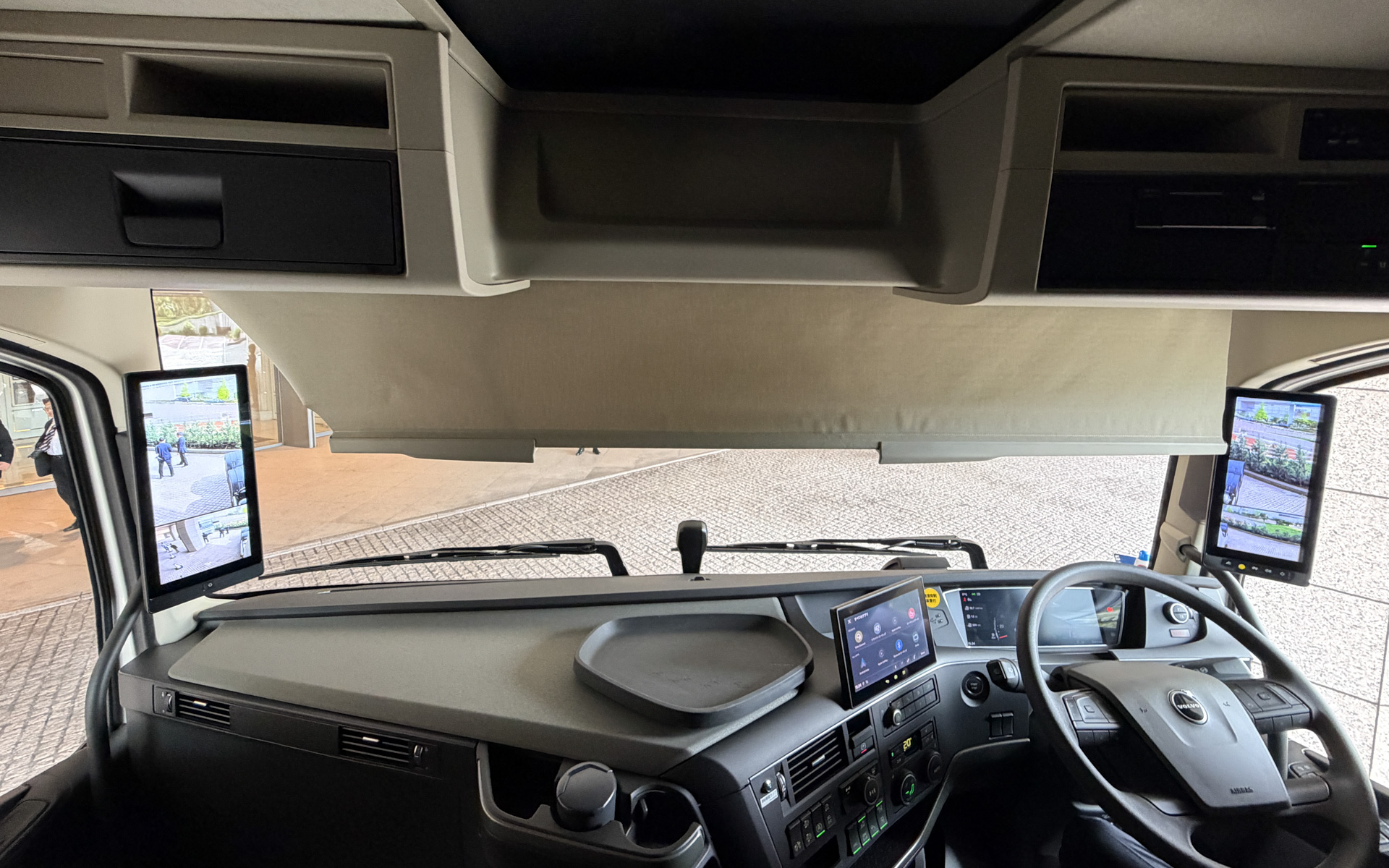 日差しを抑えるサンシェードや就寝時のプライバシーを守るカーテンなど、ドライバーの仮眠や休憩時に使用するアイテムも充実している