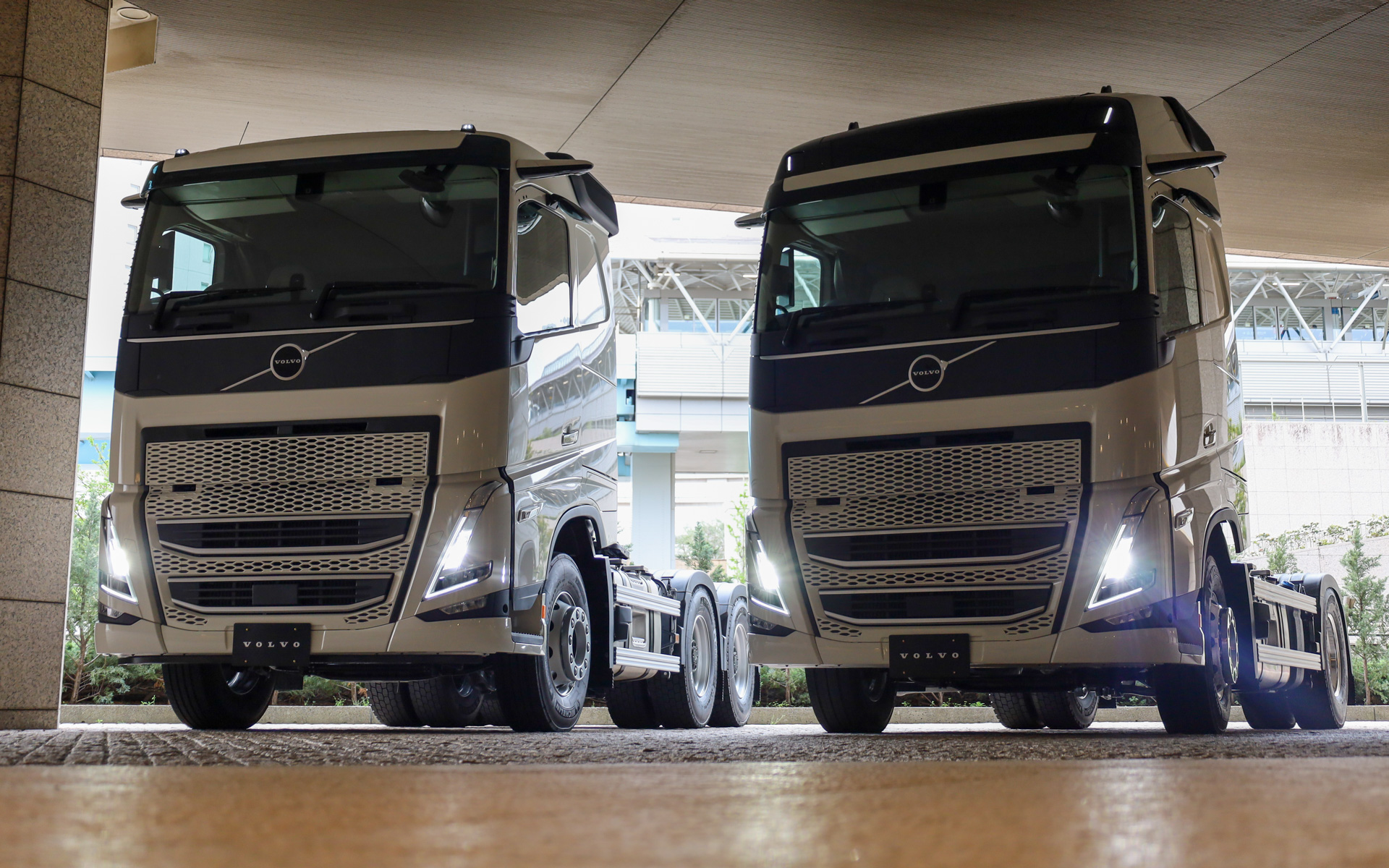 FH6×4トラクター（左）、FH4×2トラクター（右）の2台が展示された