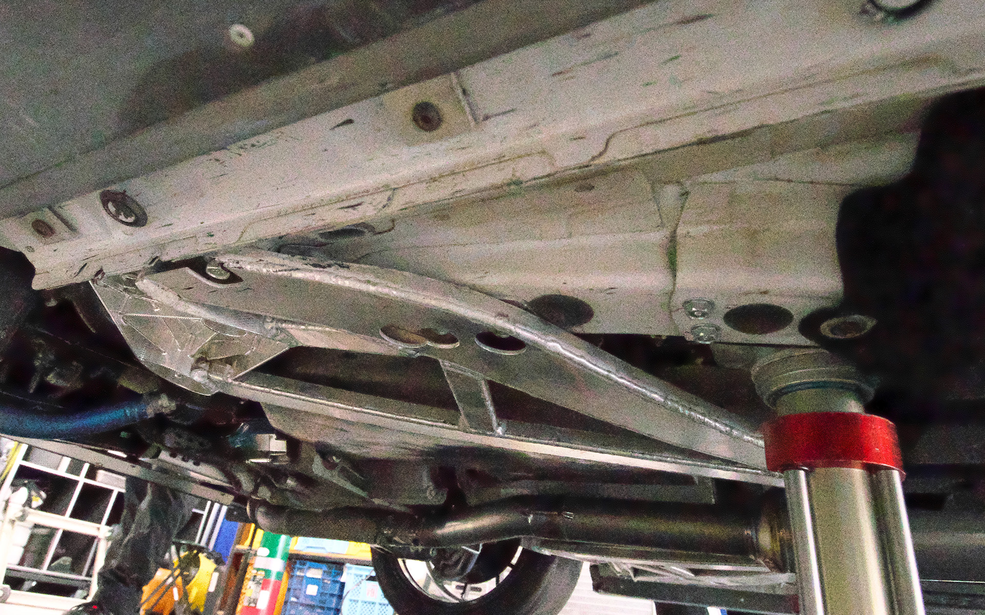 大型化したリアフロアブレースを追加している