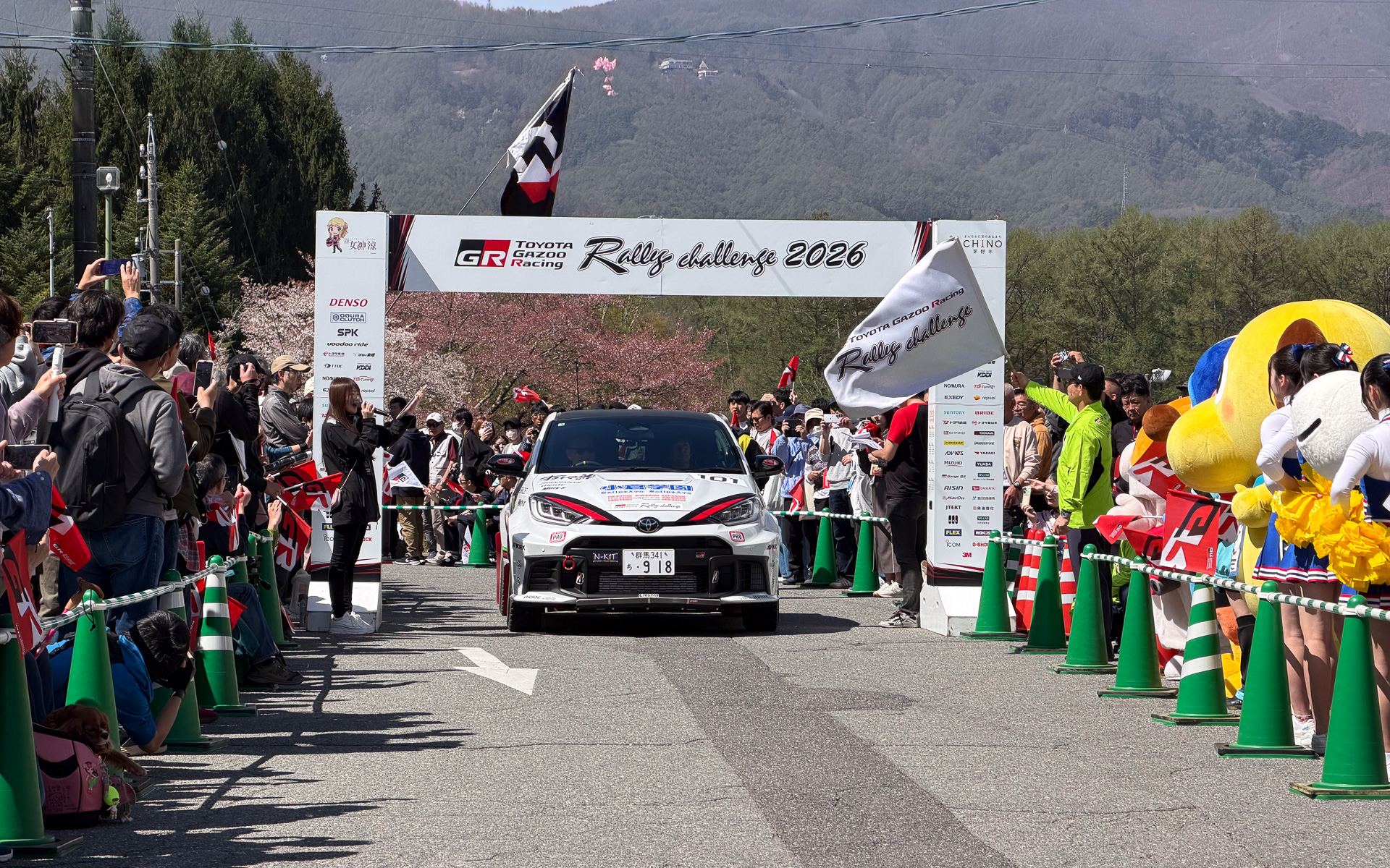 スタートフラッグを振る茅野市長 今井あつし氏