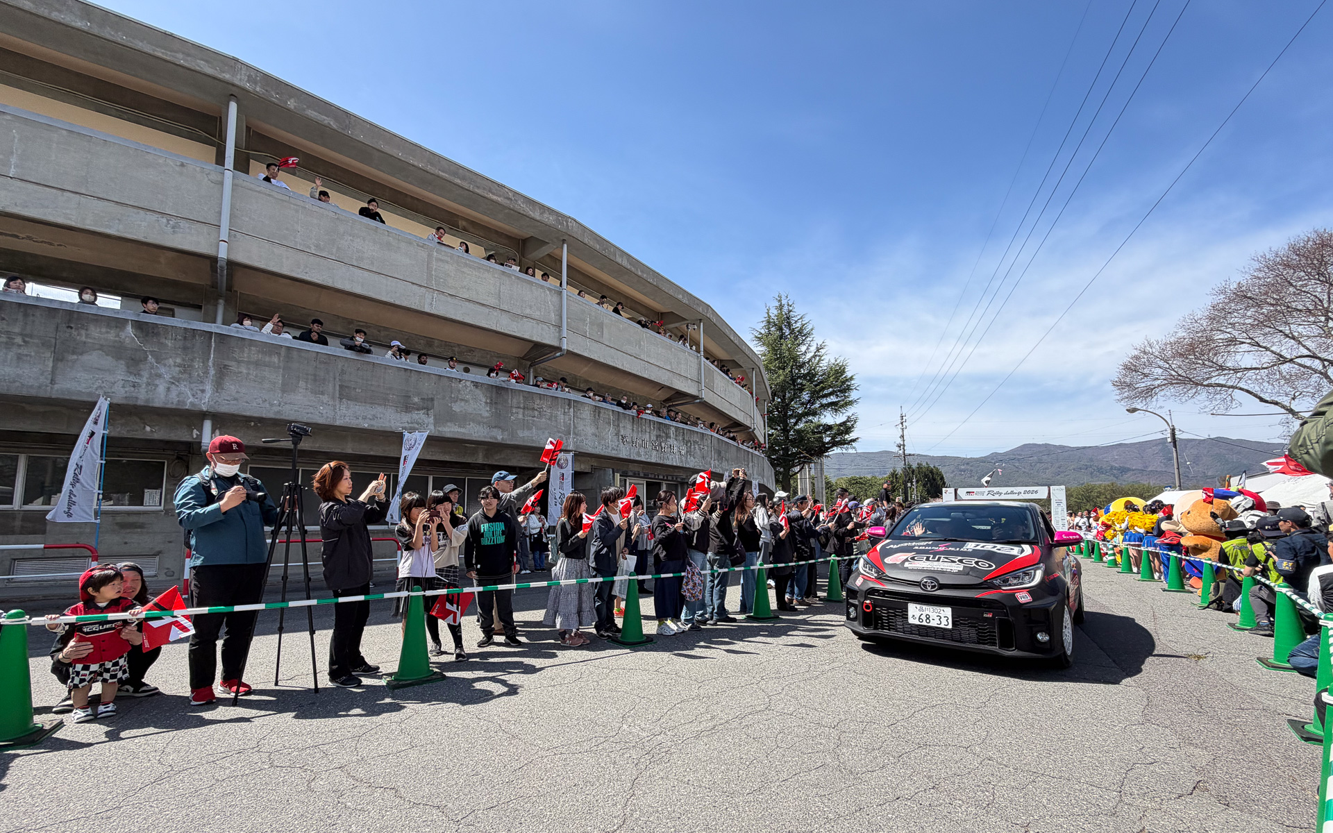 スタート地点は野球場のスタンドまで観客が入っていた
