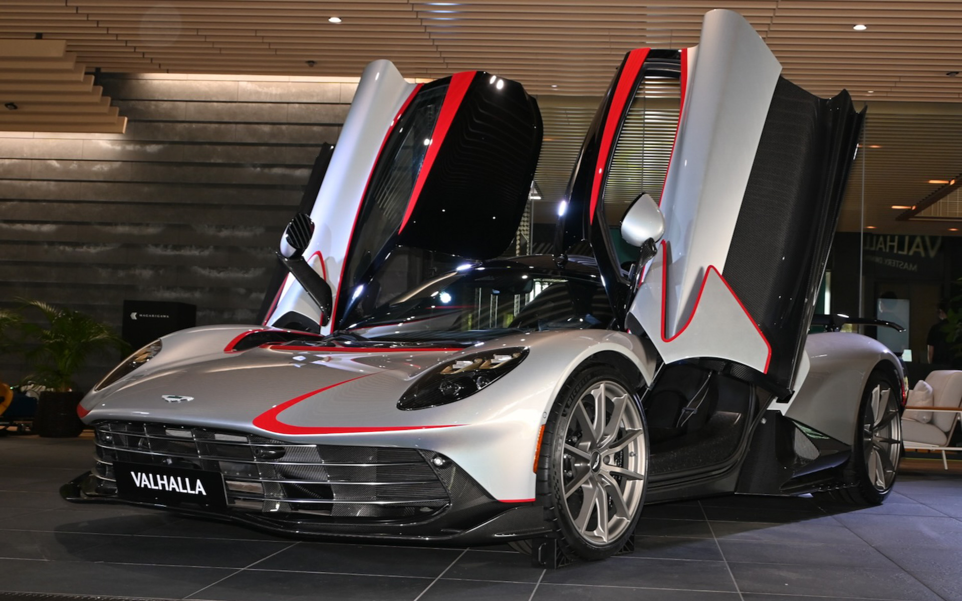 試乗会会場に置かれたアストンマーティン「ヴァルハラ」