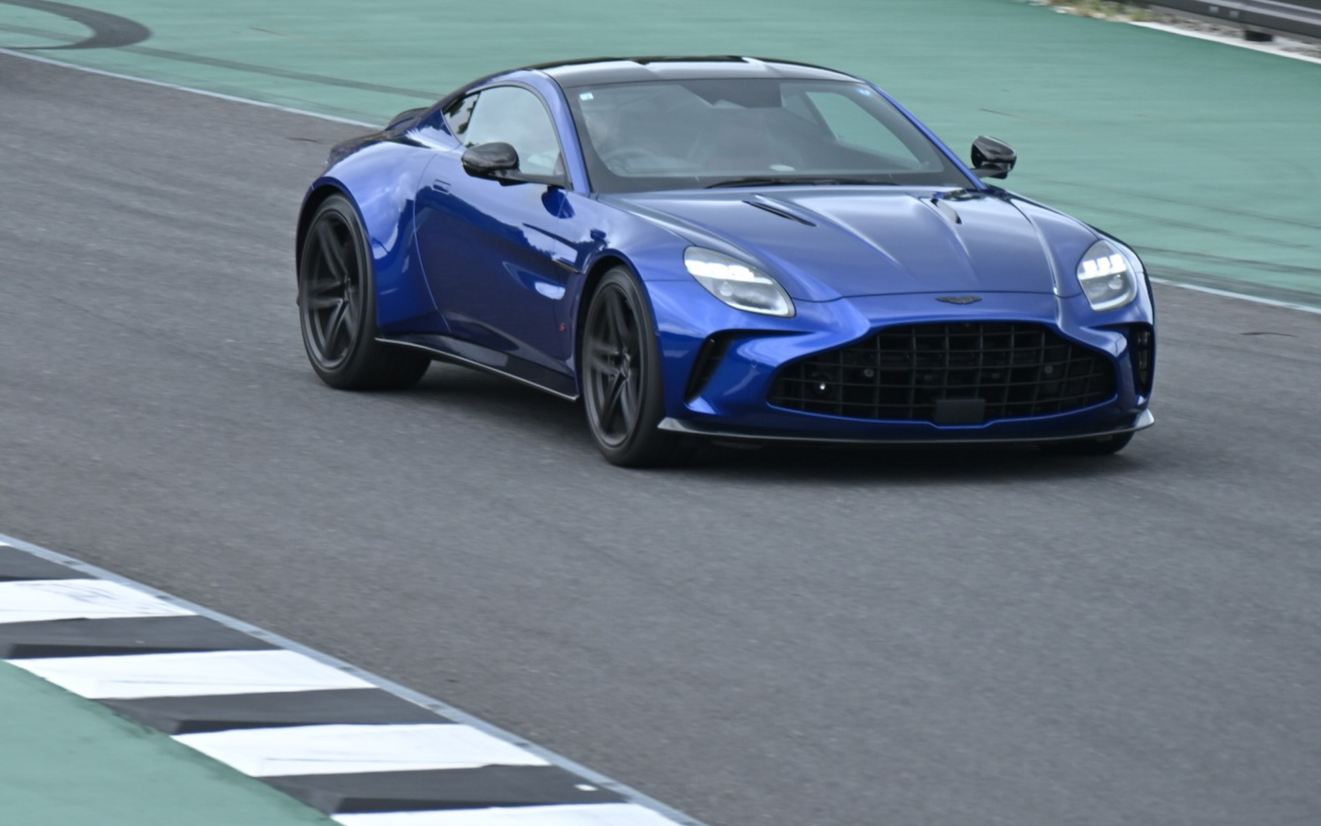 ピット前のアップダウンを攻めるヴァンテージ S