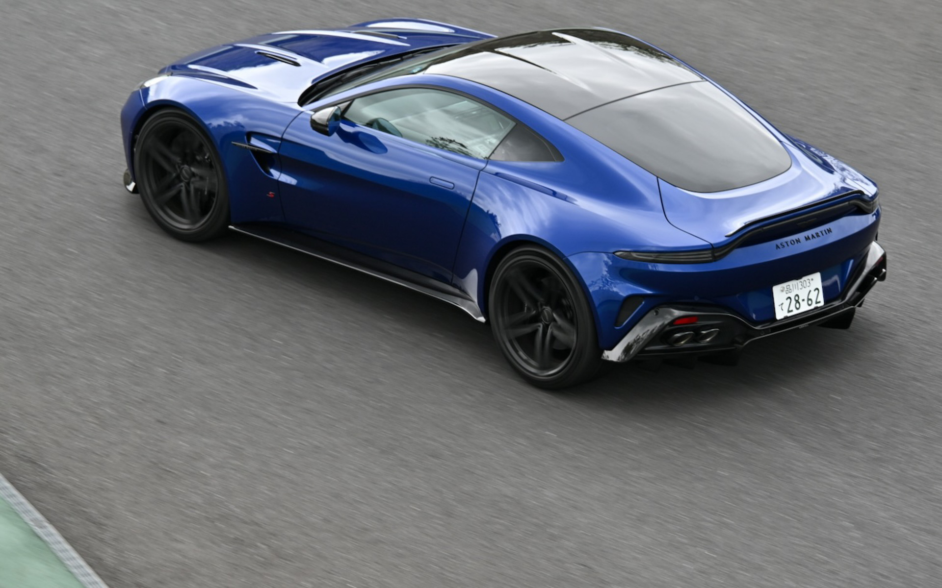 ピット前のアップダウンを攻めるヴァンテージ S