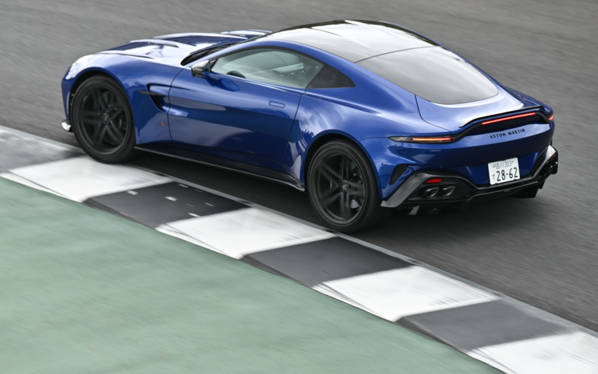 ピット前のアップダウンを攻めるヴァンテージ S