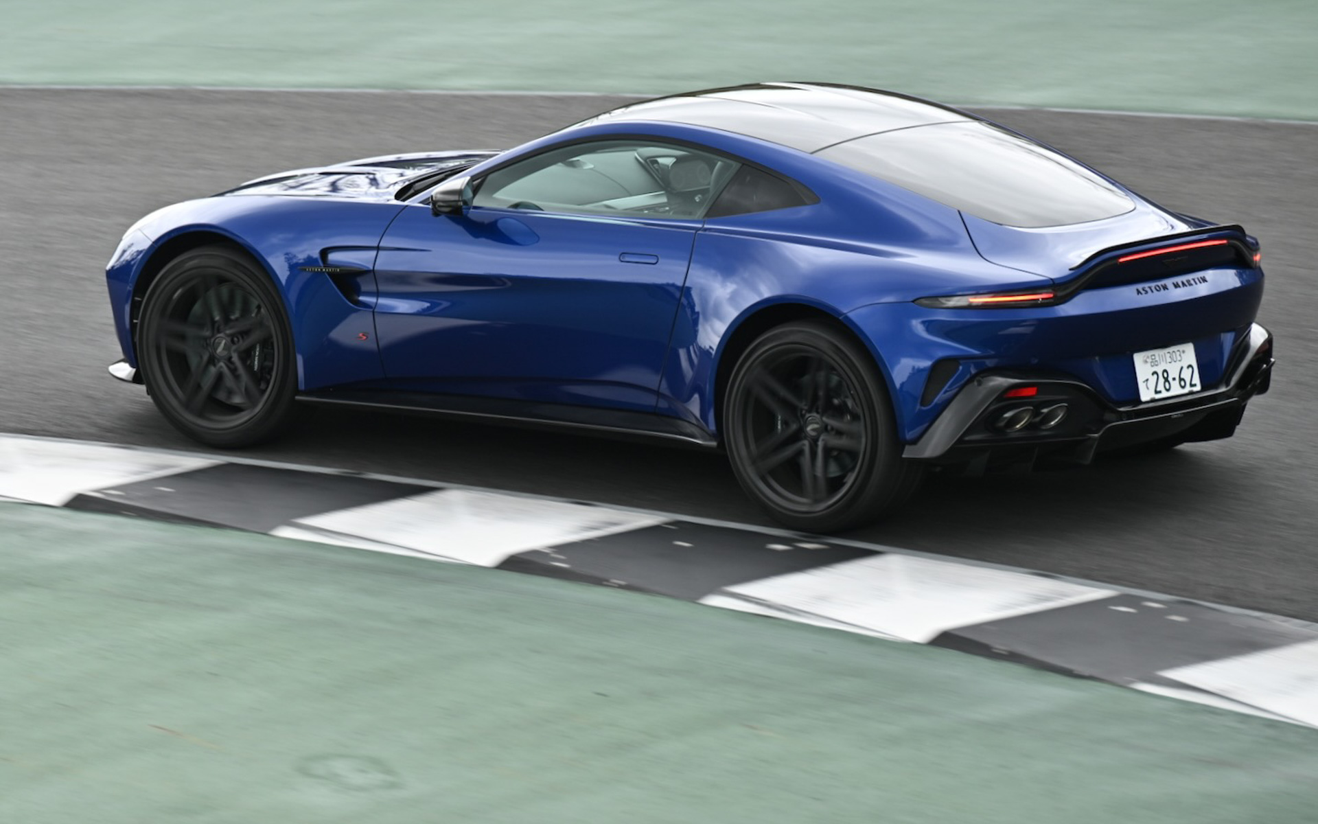 ピット前のアップダウンを攻めるヴァンテージ S