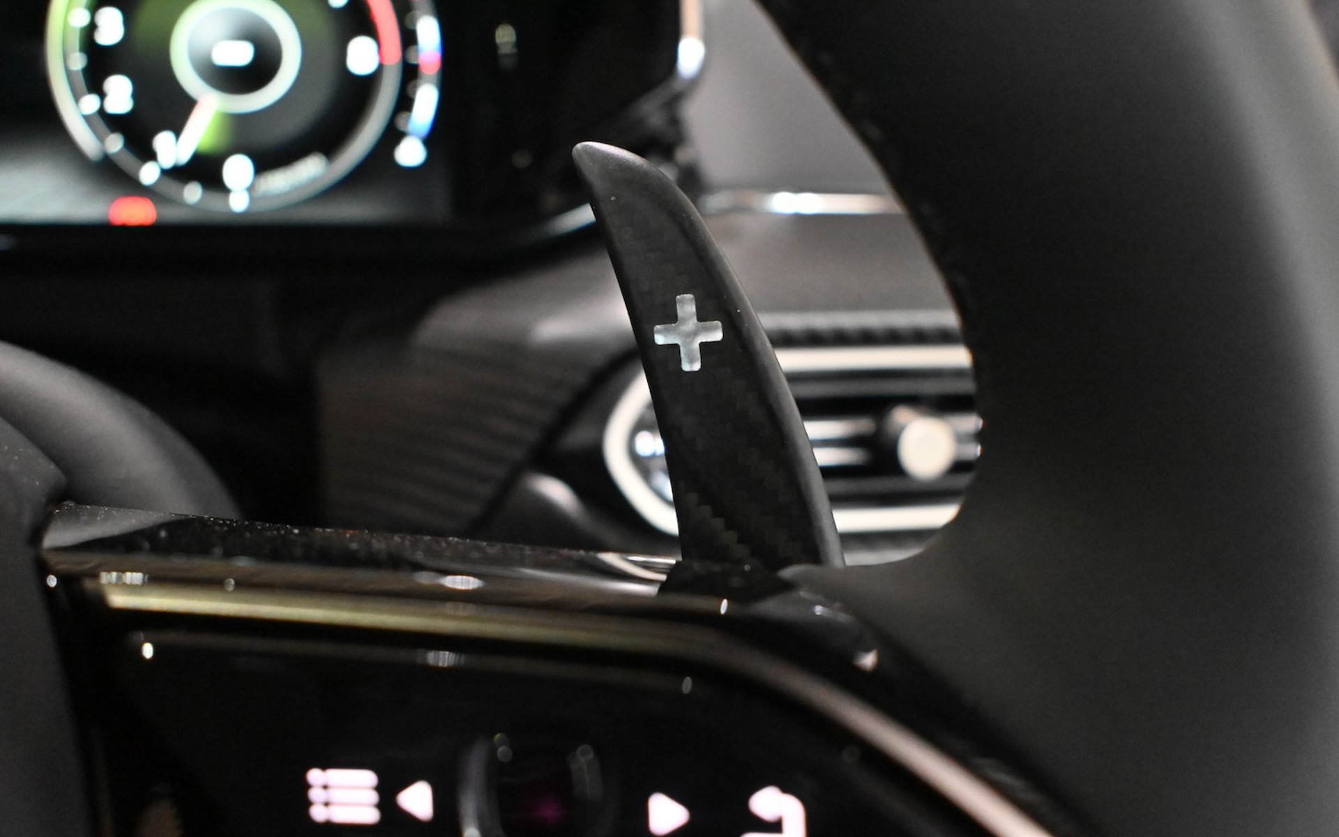 トランスミッションは8速AT