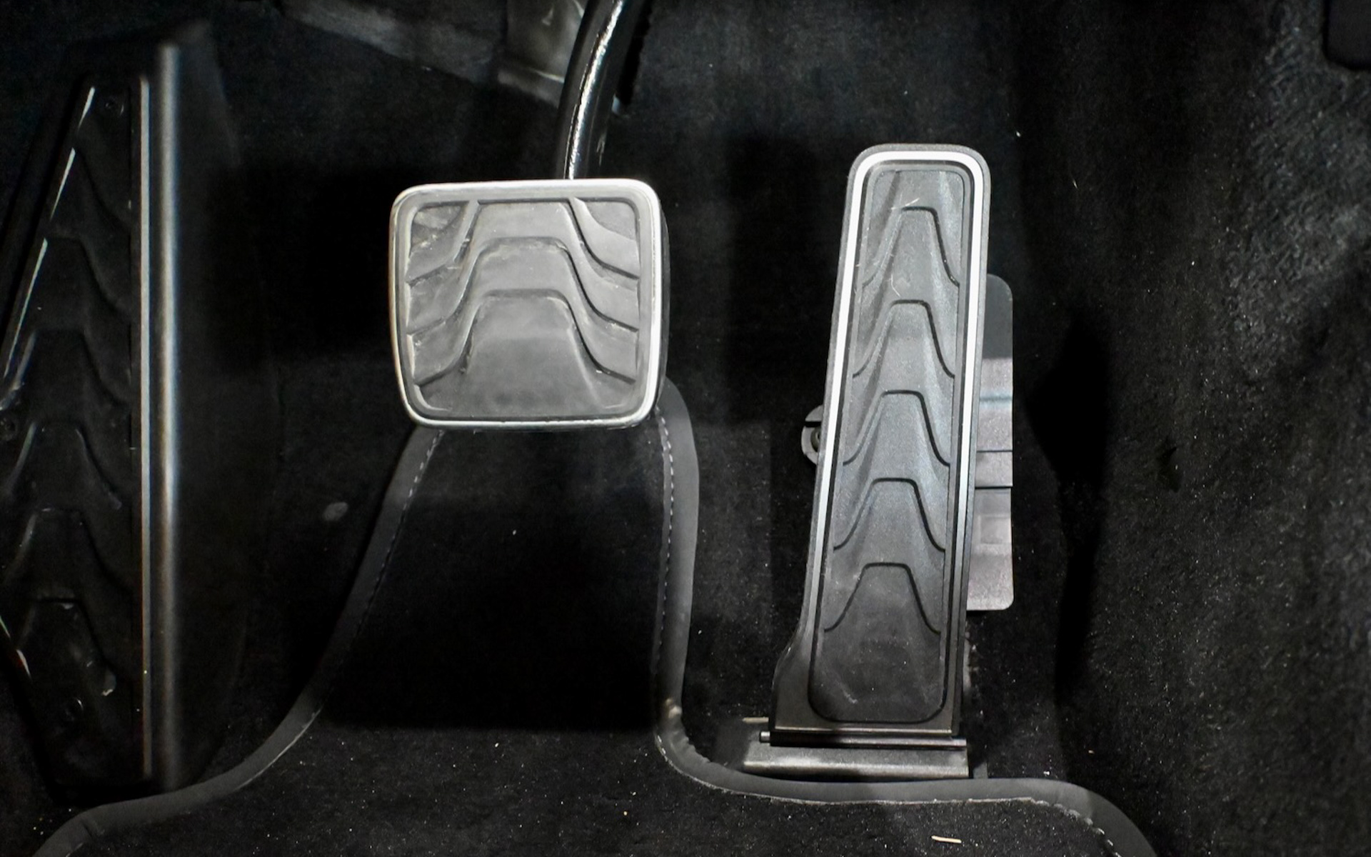 トランスミッションは8速AT