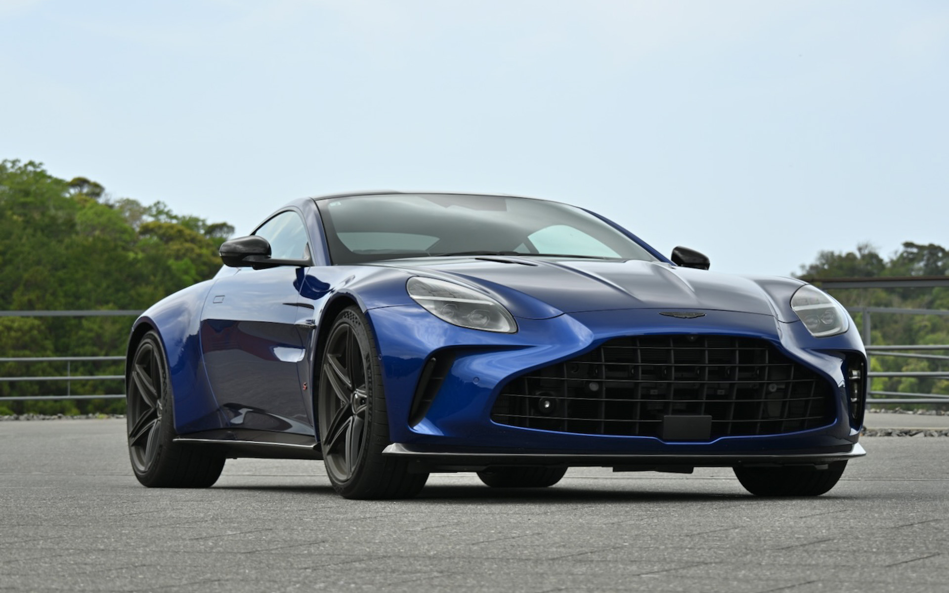 ボディサイズは4495×2045×1275mm（全長×全幅×全高）