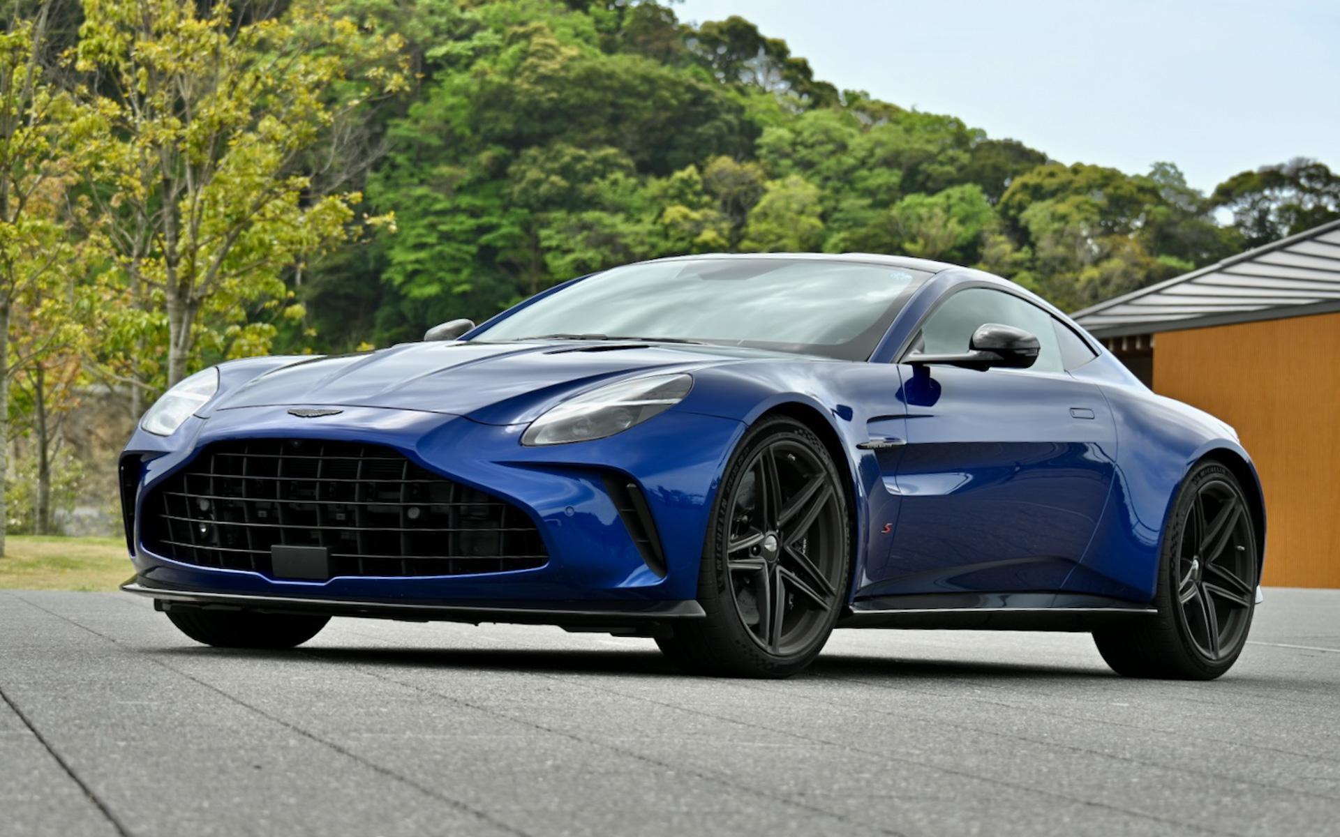 ボディサイズは4495×2045×1275mm（全長×全幅×全高）