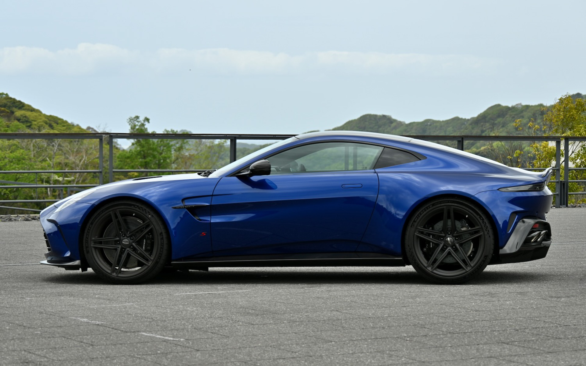 ボディサイズは4495×2045×1275mm（全長×全幅×全高）