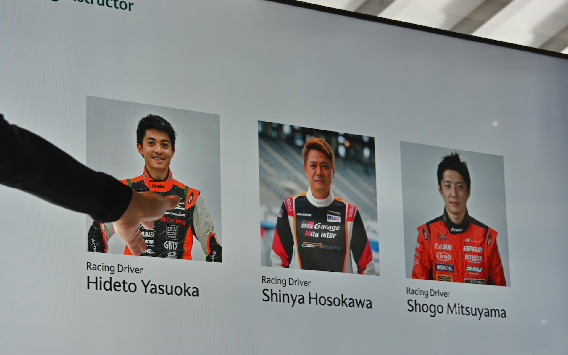 先導車に乗る坂本祐也、細川慎弥、密山祥吾の3選手