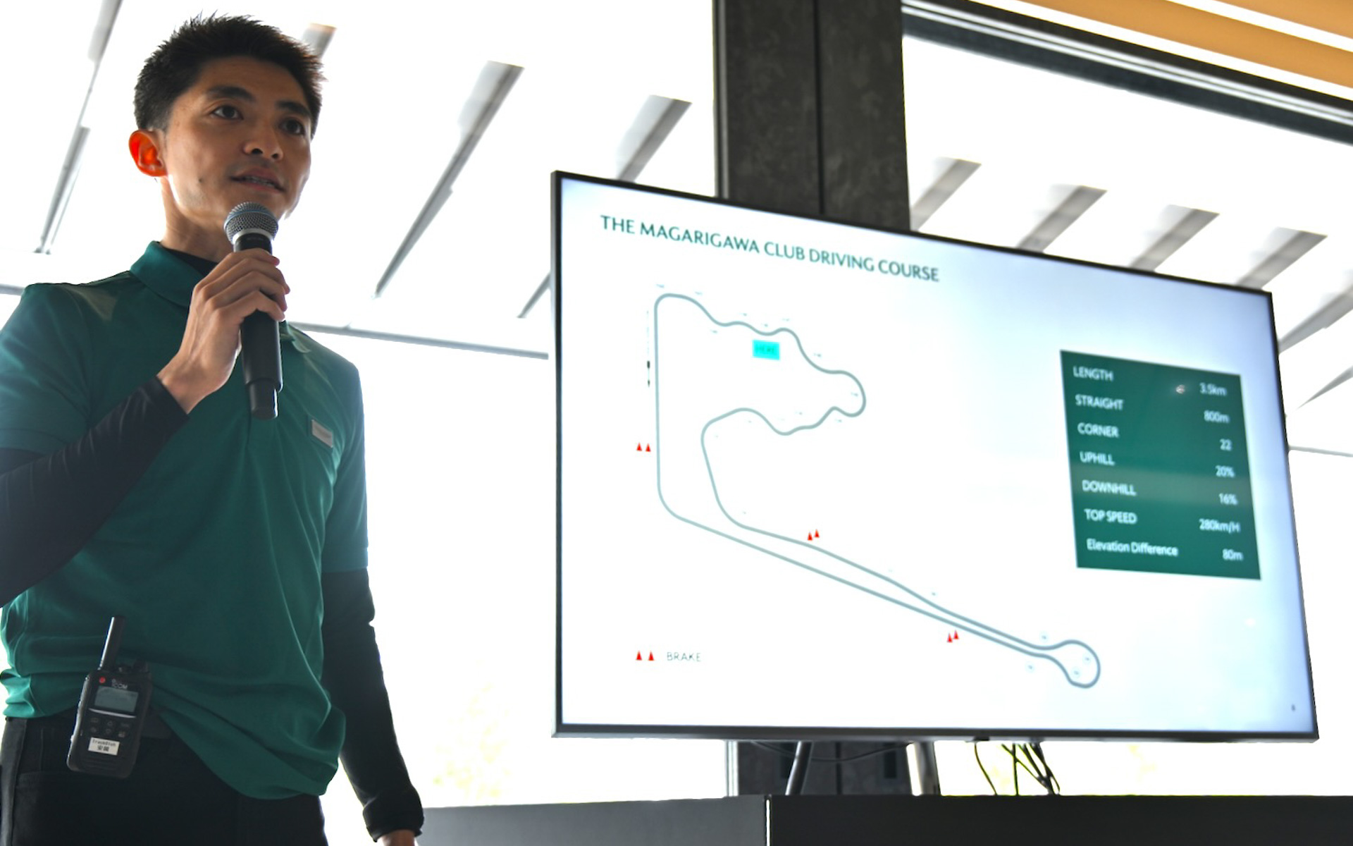 コースを説明する坂本祐也選手