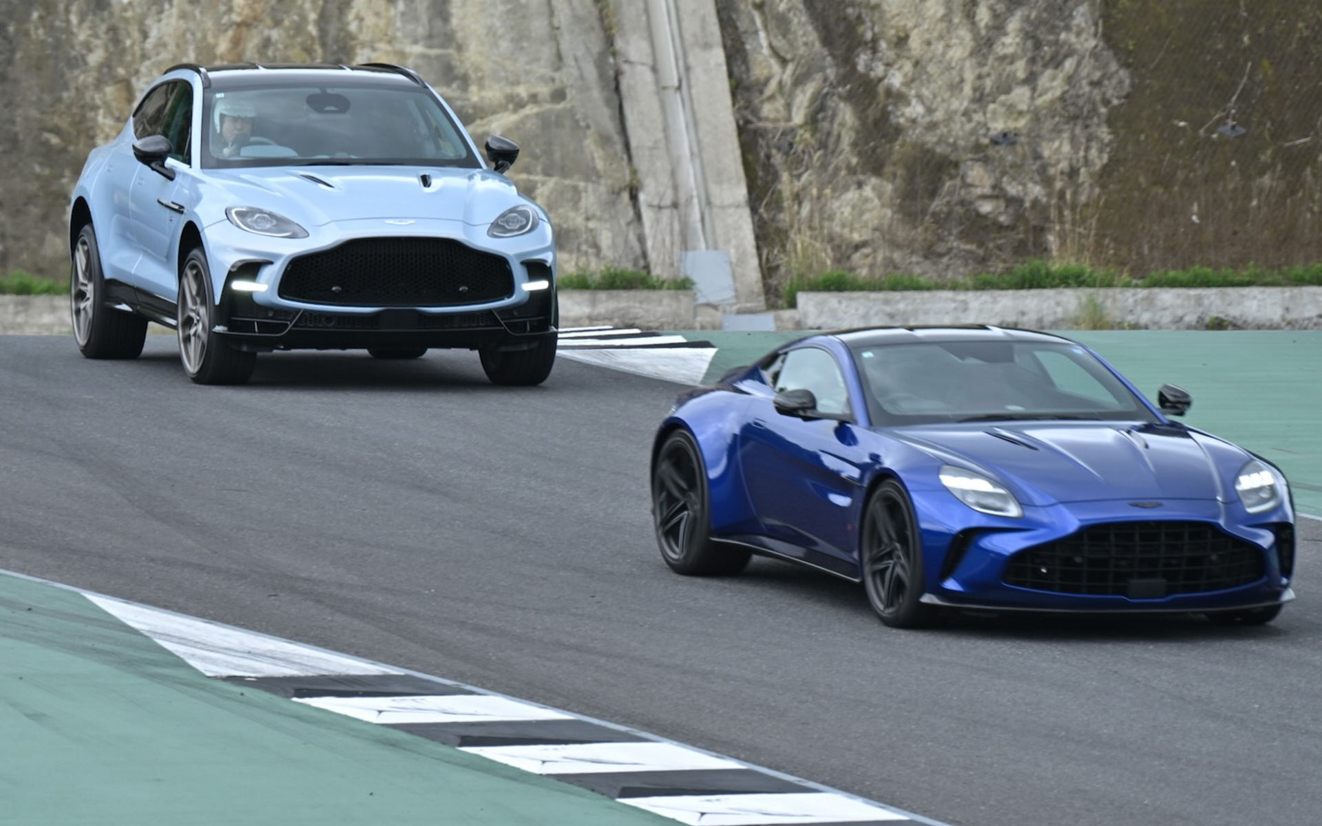 「DBX S」「ヴァンテージ S」の試乗会が「THE MAGARIGAWA CLUB」で開催された