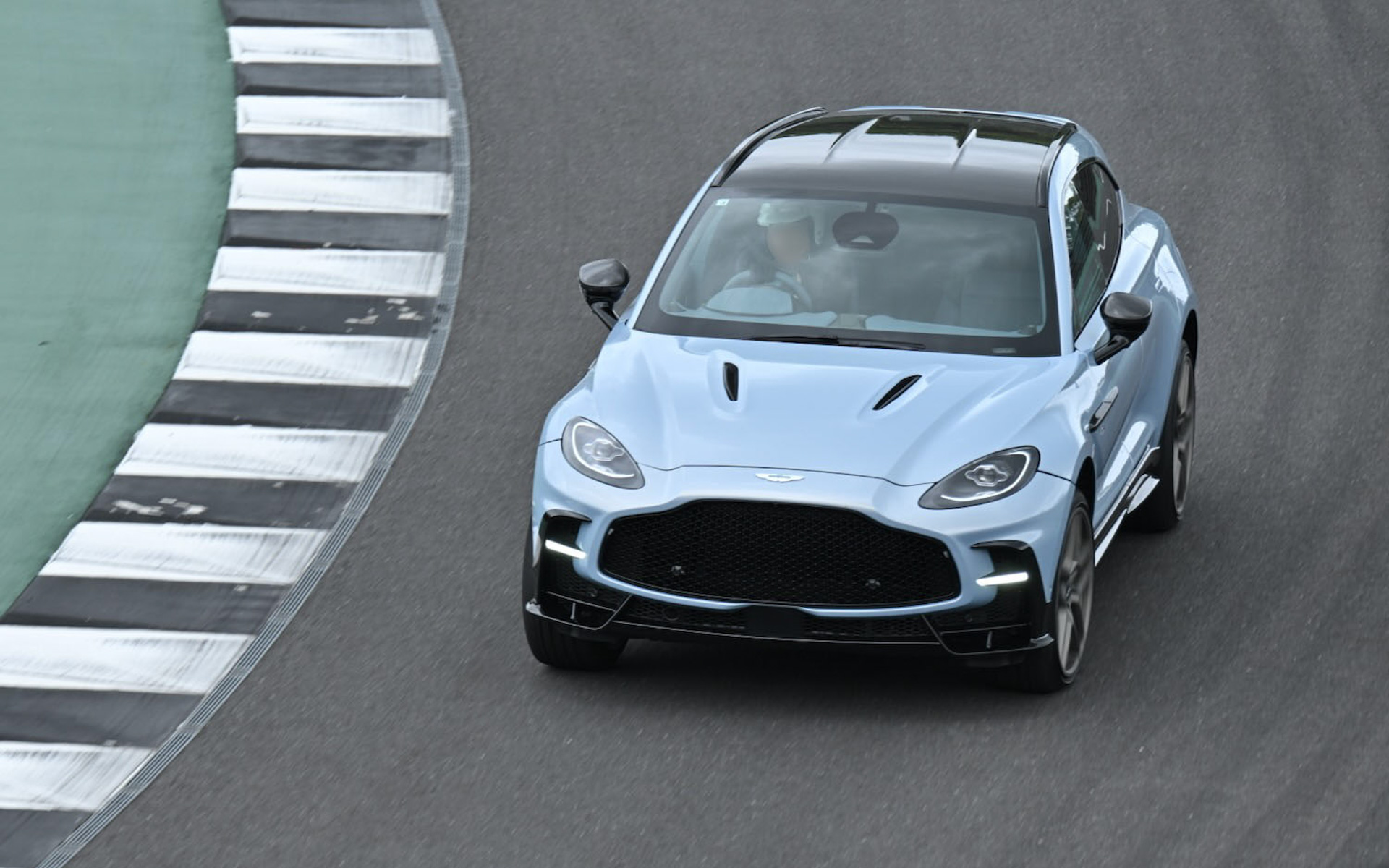 最初に乗り込んだのはDBX S